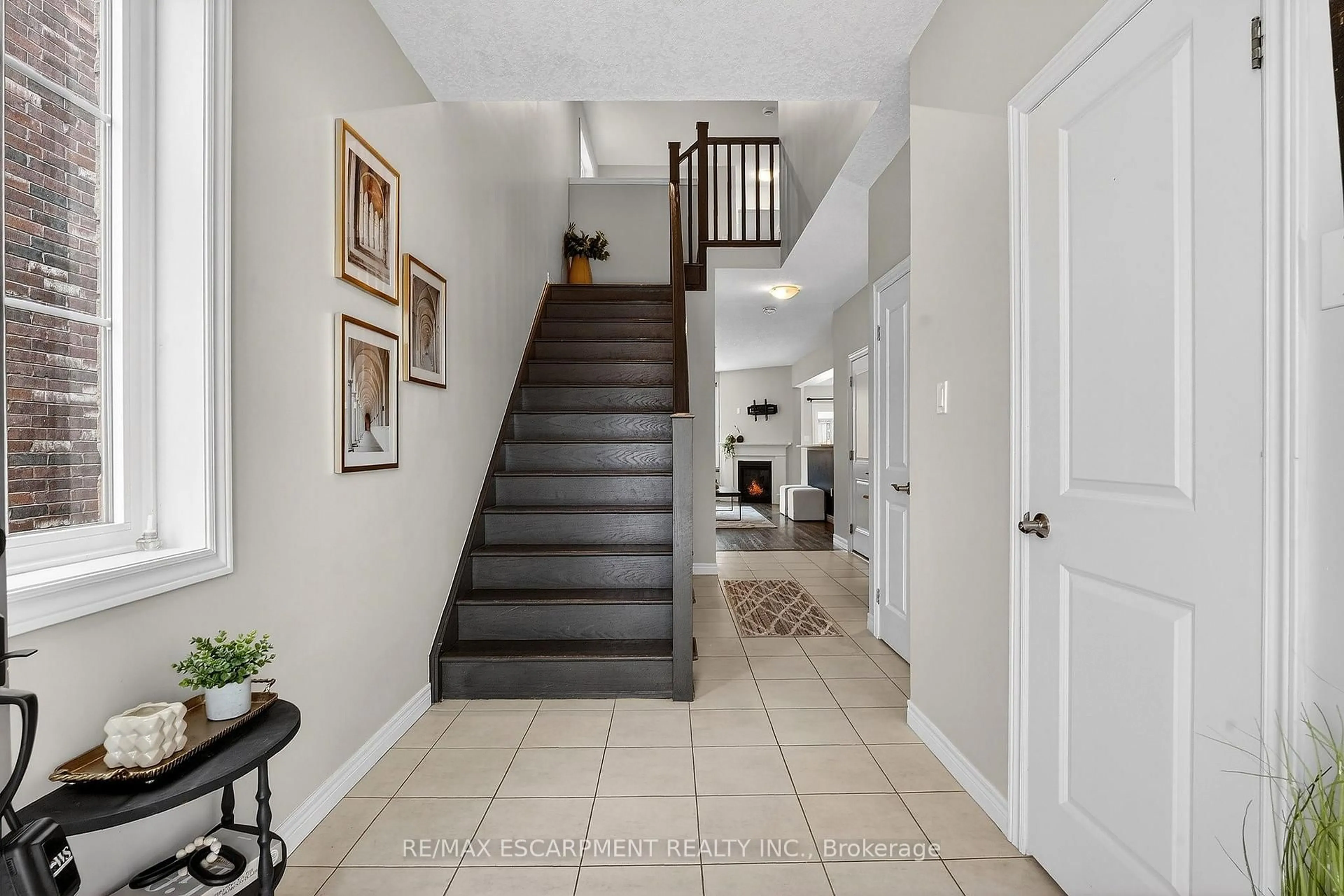 Indoor entryway for 101 Dennis Dr, West Lincoln Ontario L0R 2A0