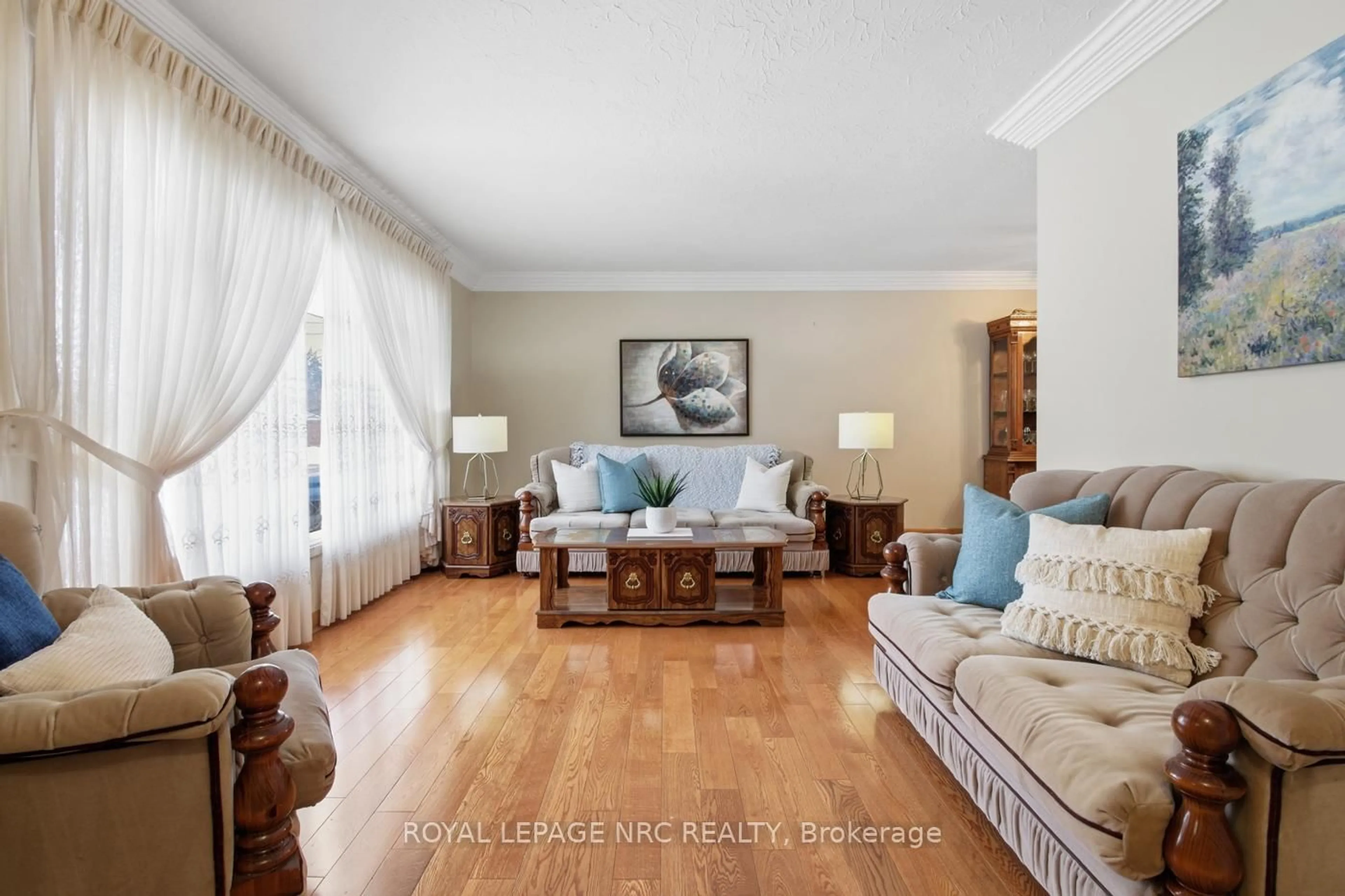 Living room with furniture, wood/laminate floor for 149 Afton Ave, Welland Ontario L3B 1W2