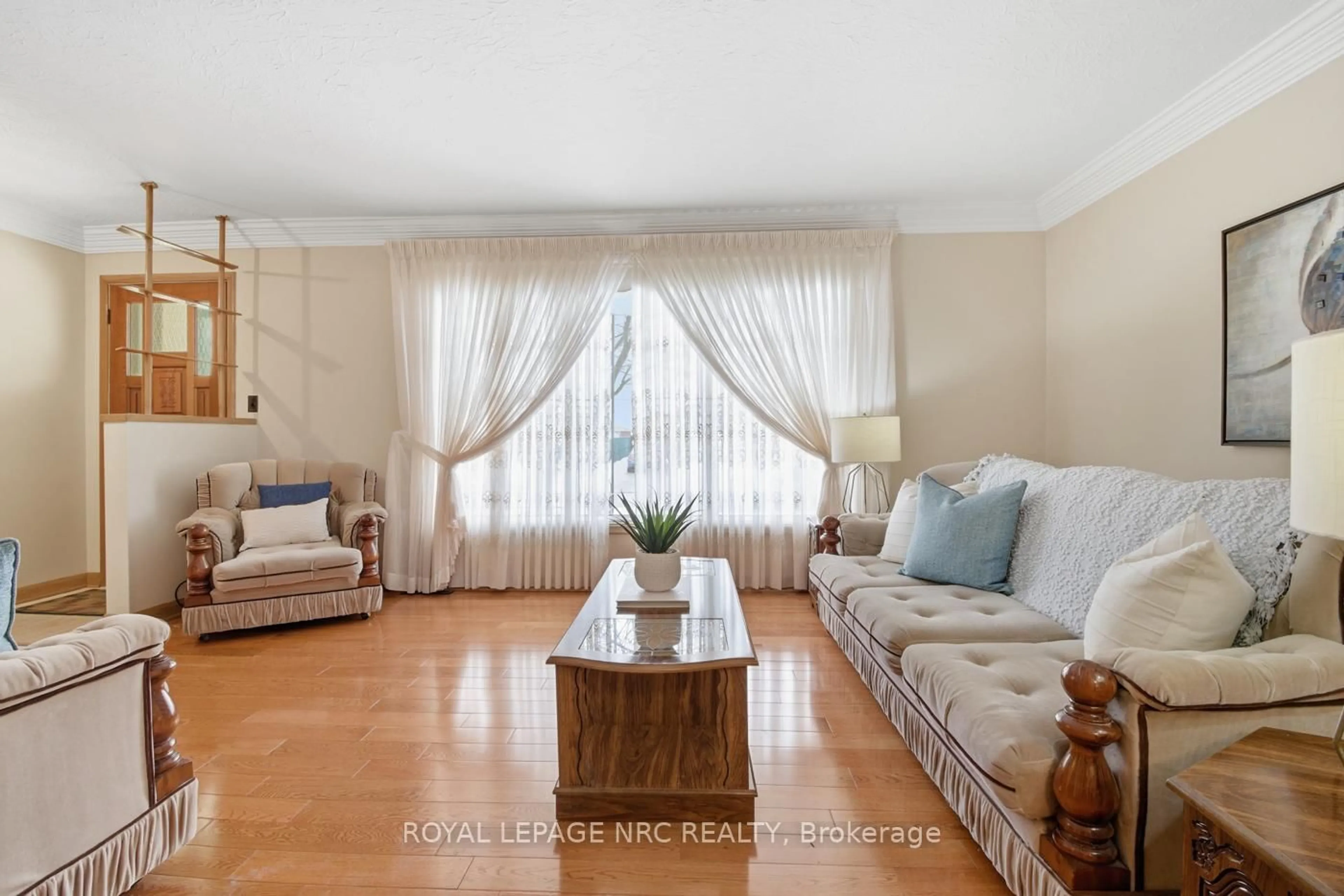 Living room with furniture, wood/laminate floor for 149 Afton Ave, Welland Ontario L3B 1W2