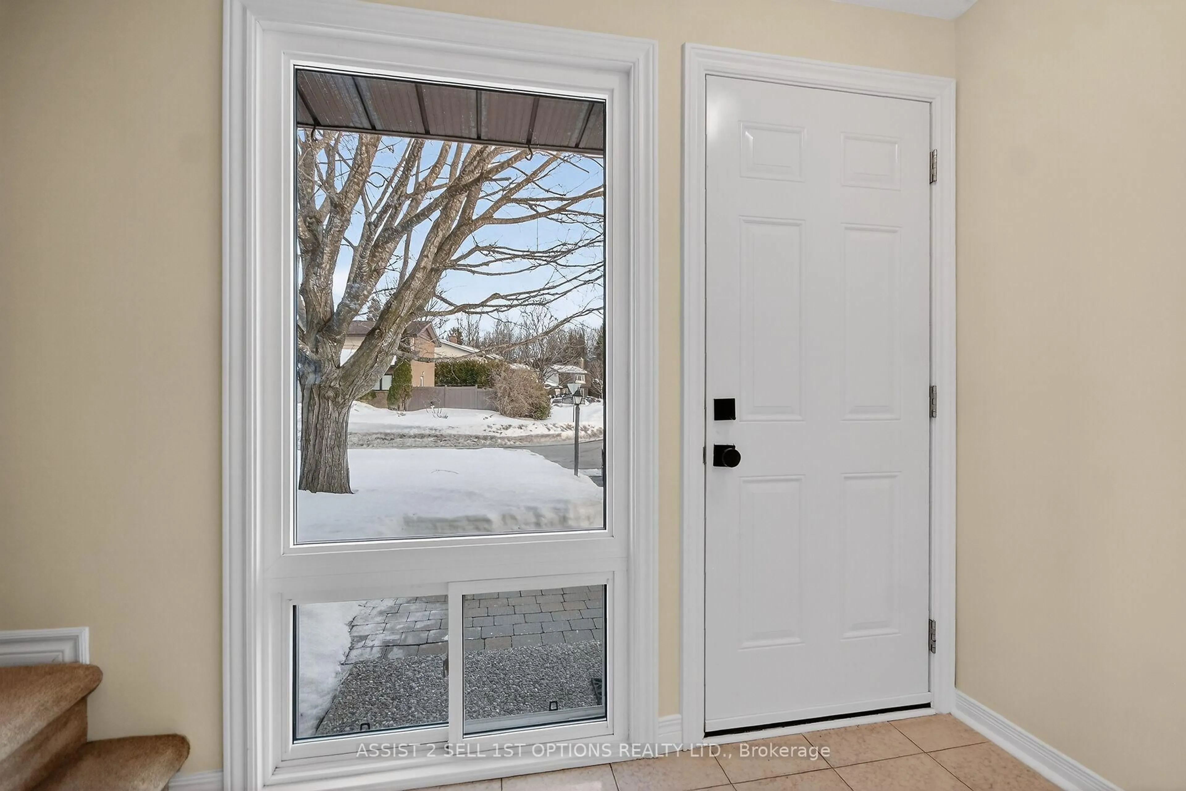 Indoor entryway for 3 Benlea Dr, Ottawa Ontario K2G 4A3