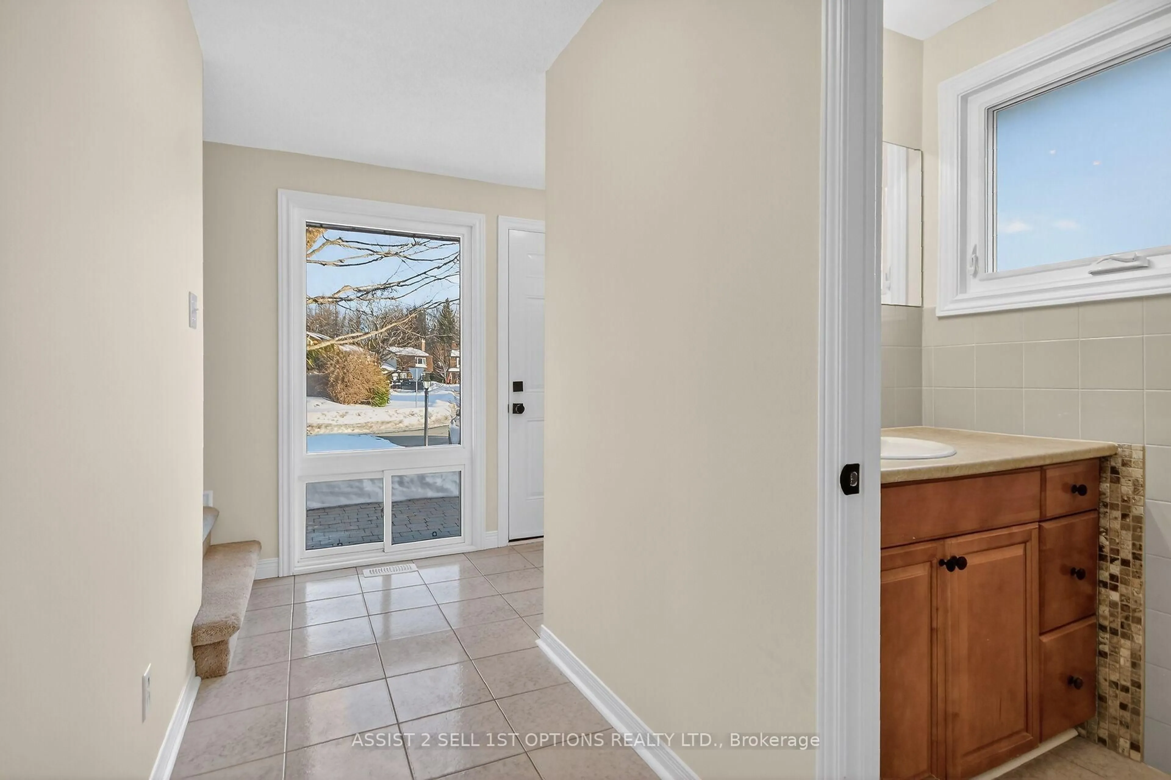 Indoor entryway for 3 Benlea Dr, Ottawa Ontario K2G 4A3