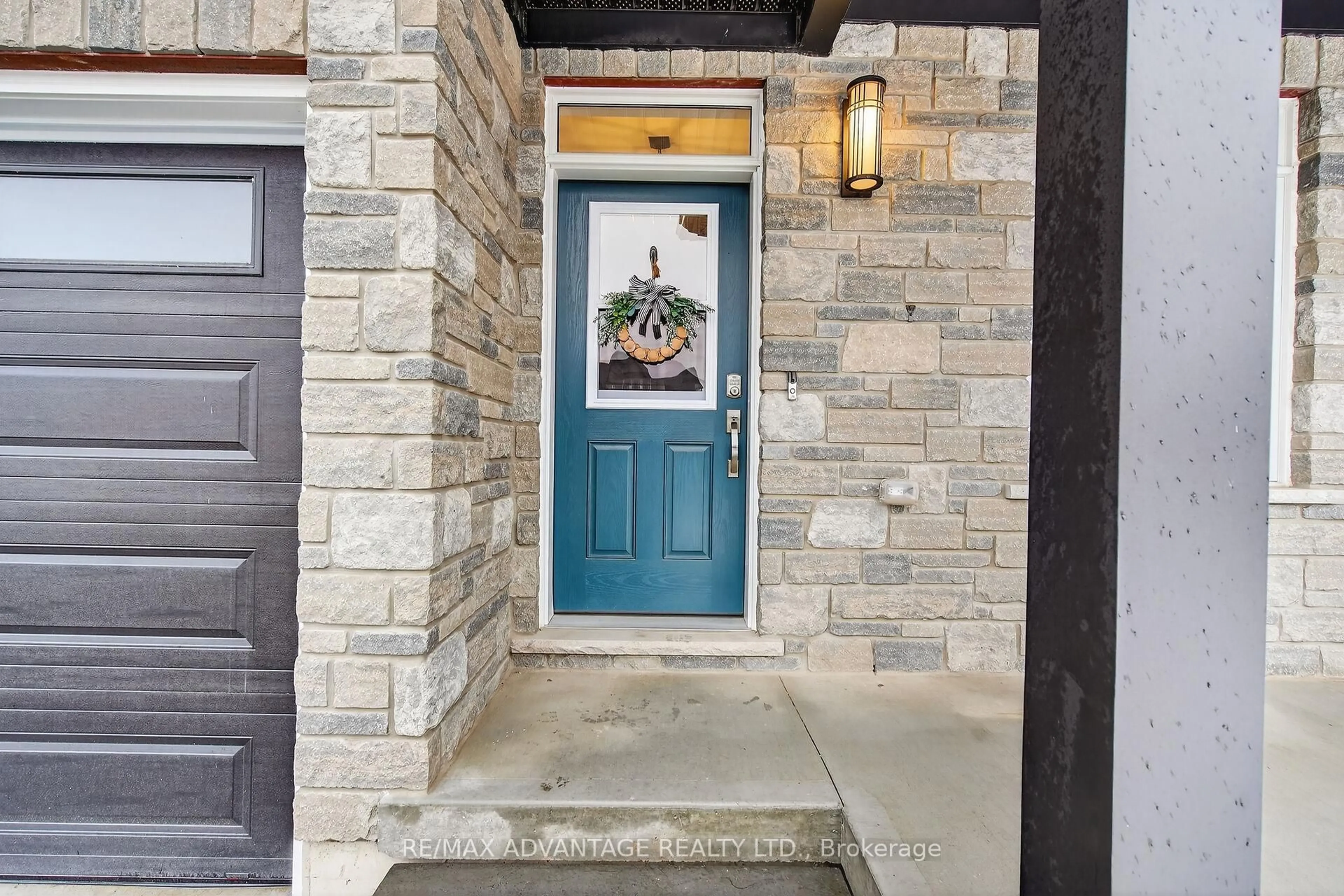Indoor entryway for 58 Compass Tr, Central Elgin Ontario N5L 0B4