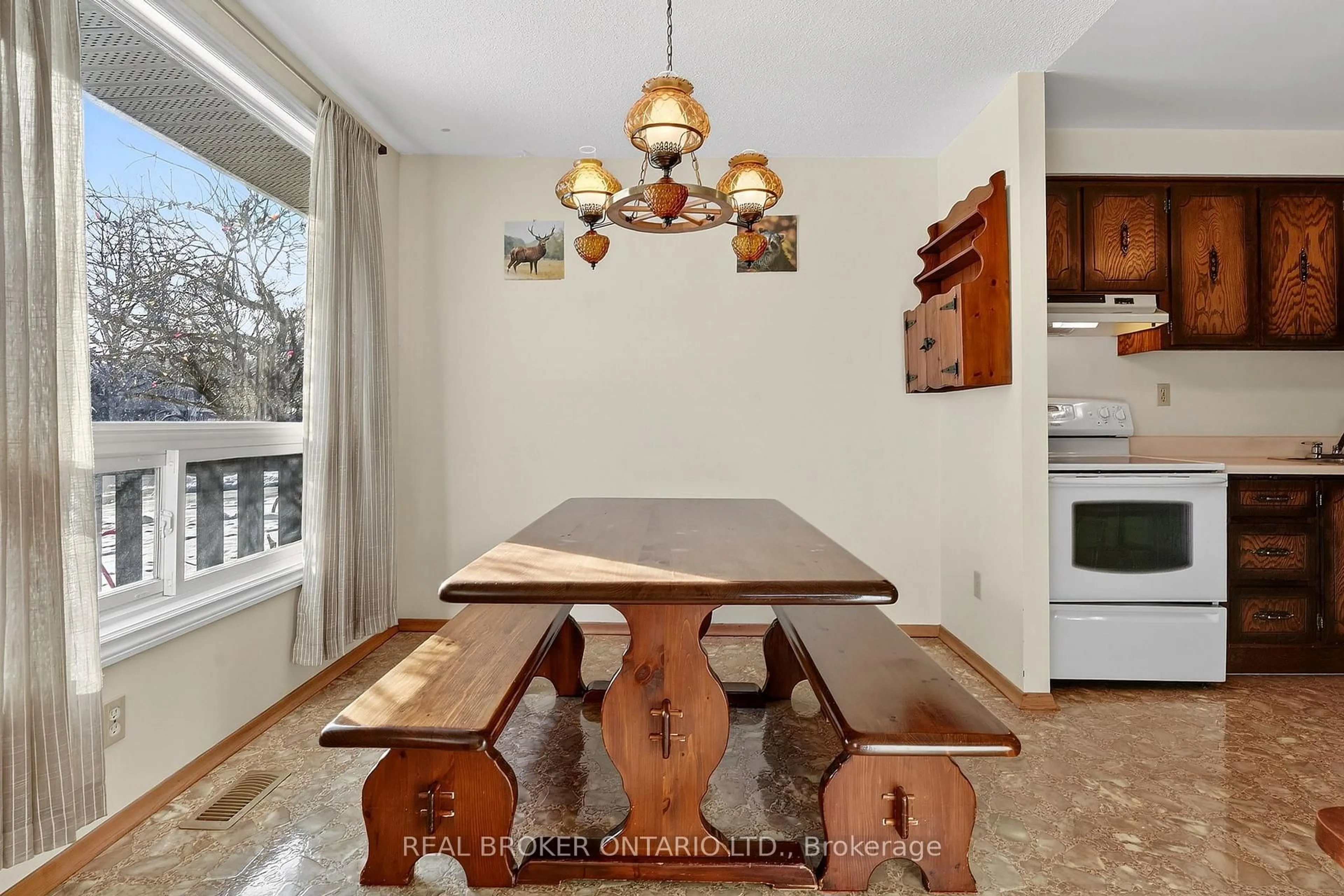 Dining room, unknown for 18 Fairway Dr, Hamilton Ontario L8K 5L4