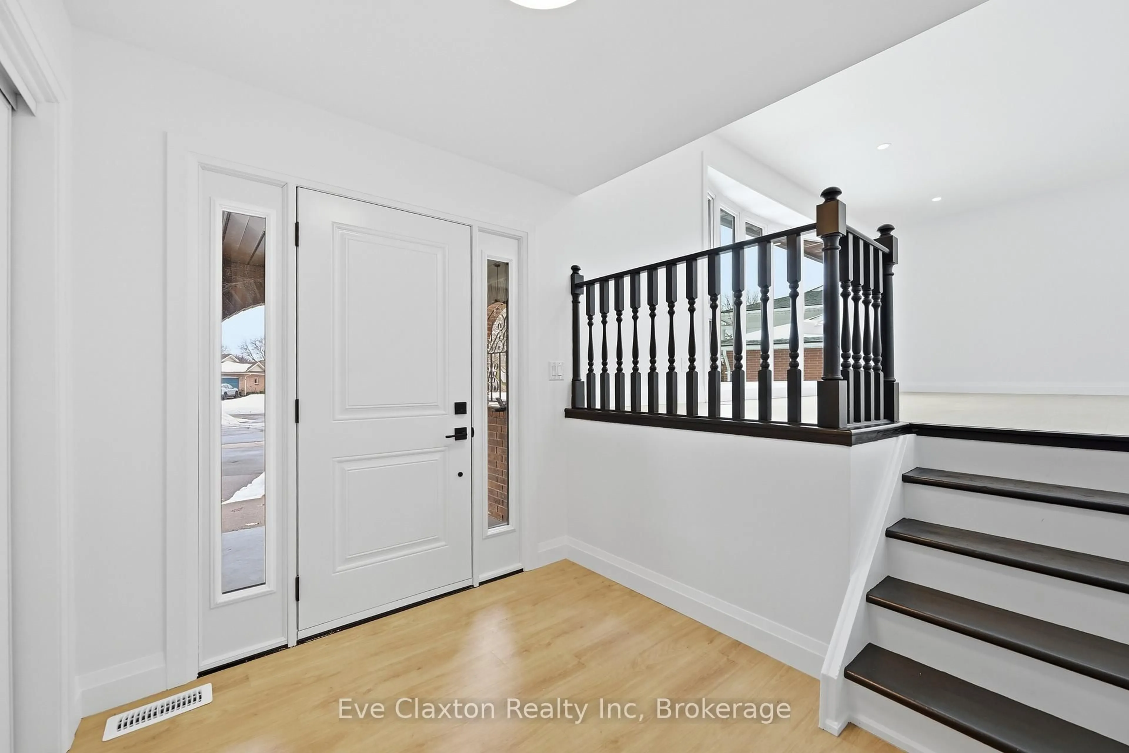 Indoor entryway for 50 Sherwood Forest Tr, Welland Ontario L3C 5X6