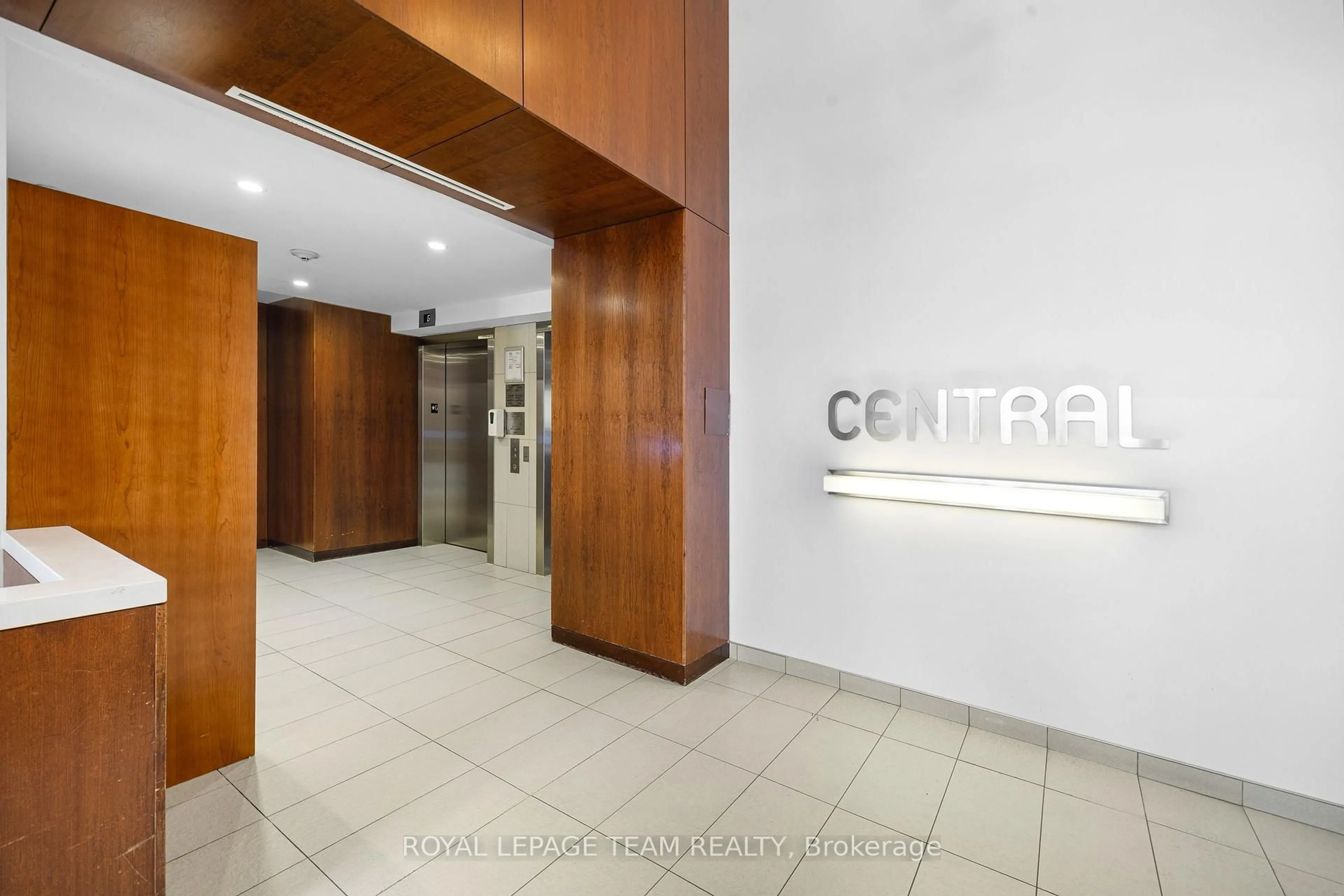 Indoor foyer for 354 Gladstone Ave #608, Ottawa Ontario K2P 0R4