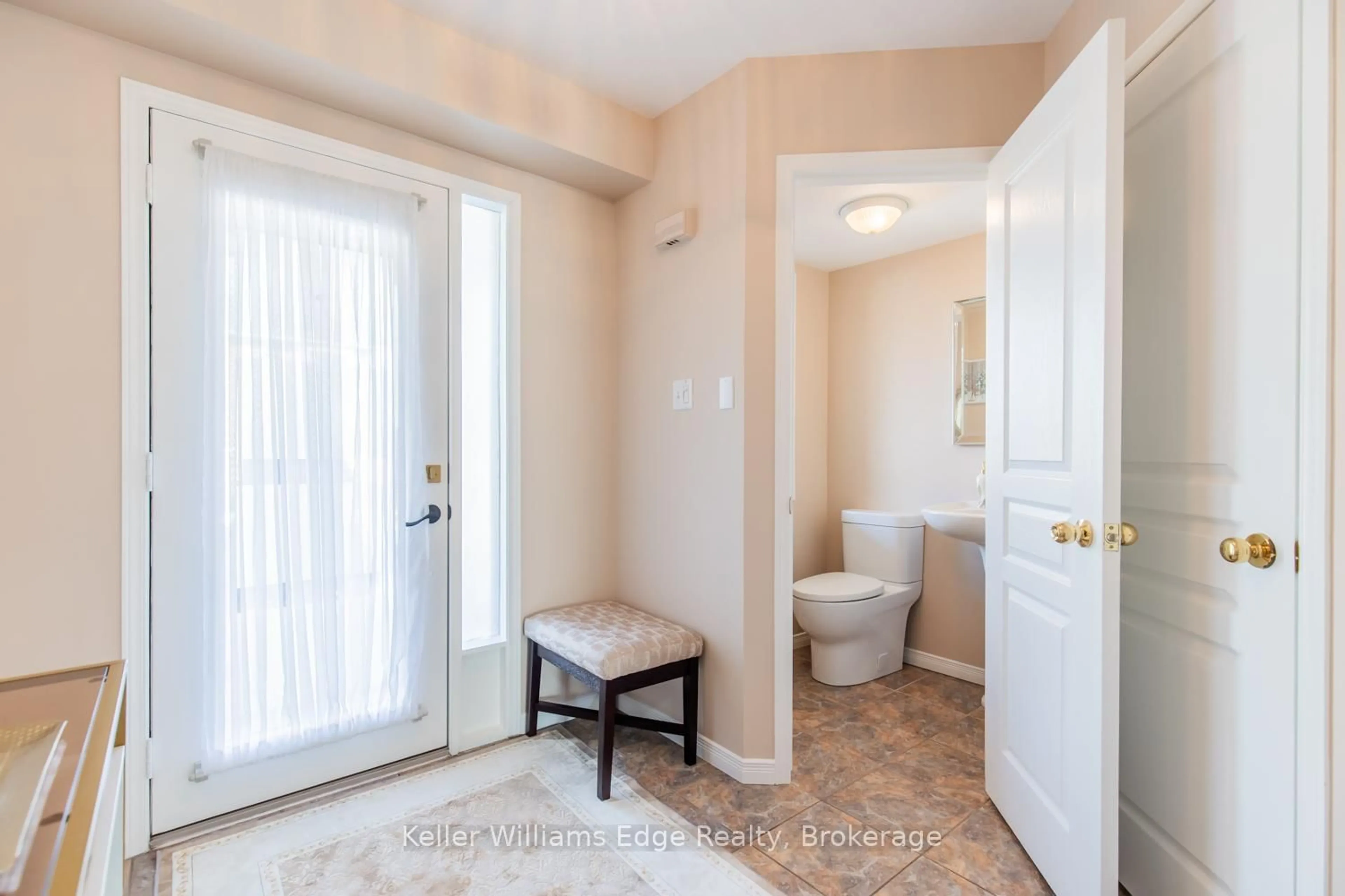 Indoor entryway for 188 Livingston Ave #2, Grimsby Ontario L3M 5R7