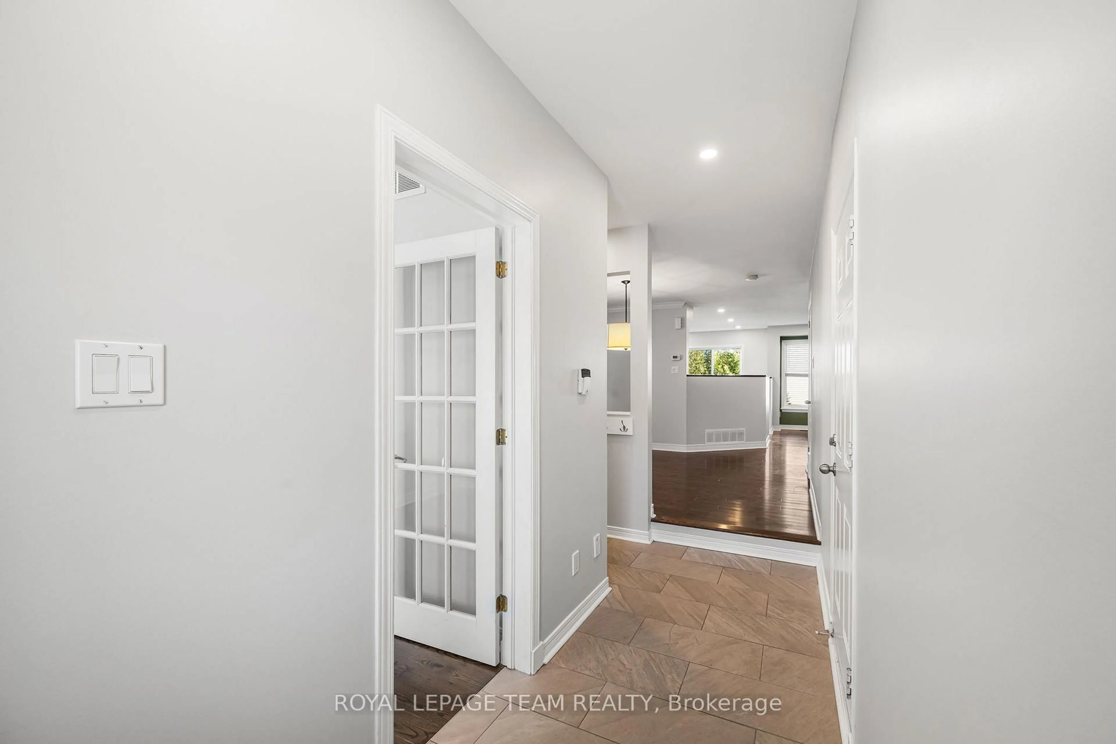 Indoor entryway for 7 SAN MATEO Dr, Ottawa Ontario K2J 5B3