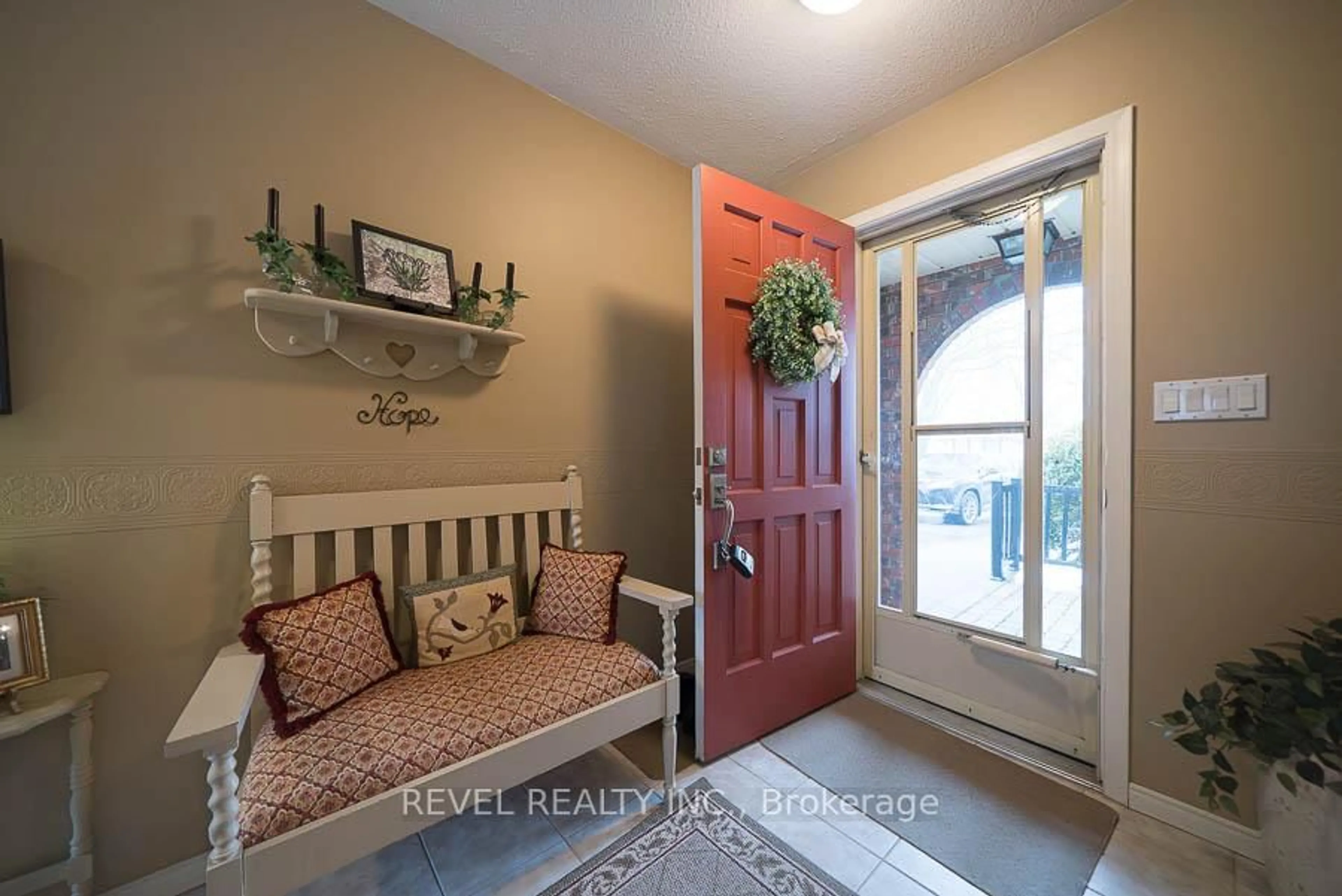 Indoor entryway for 17 Crabapple Crt, Brantford Ontario N3R 5X8