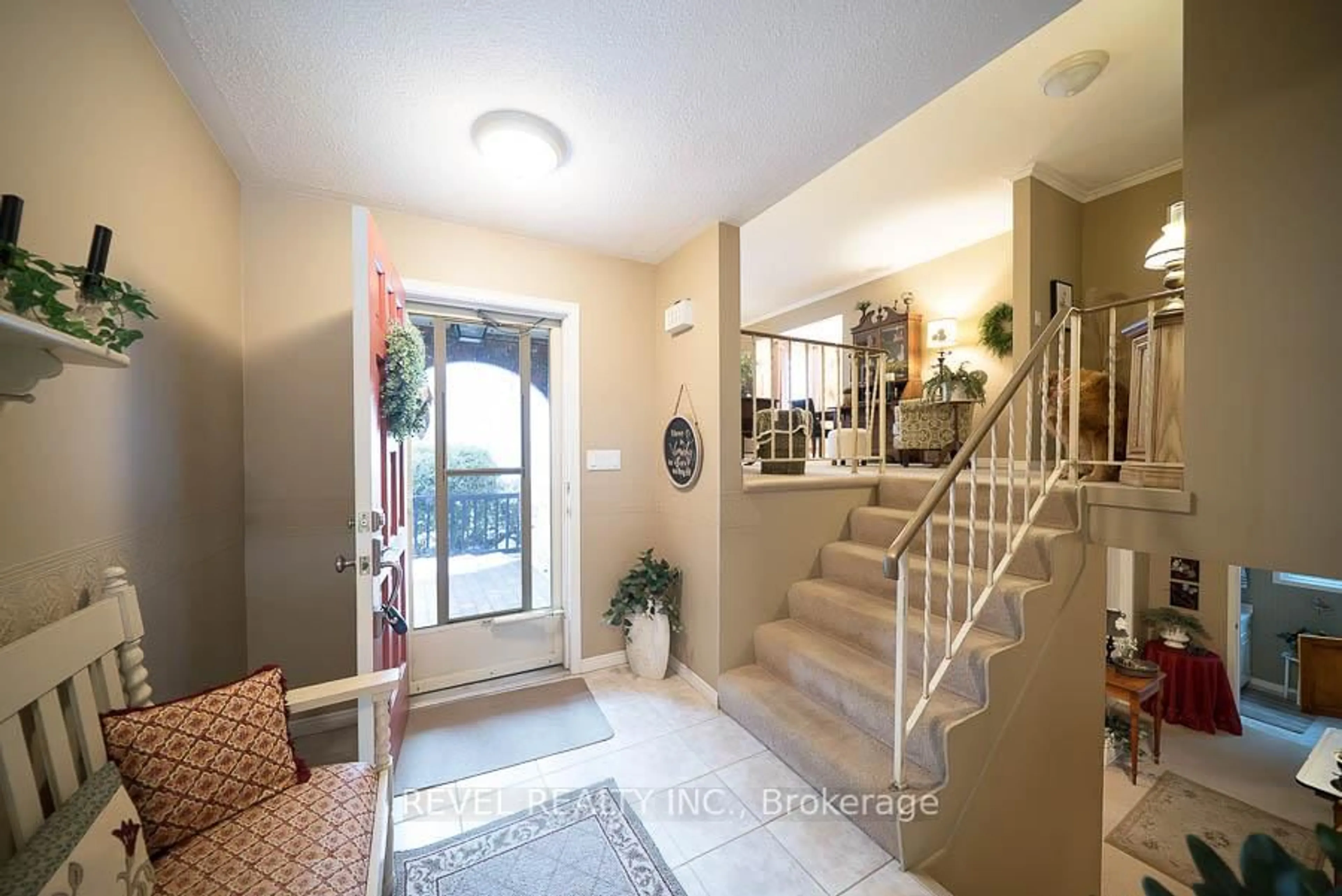 Indoor foyer for 17 Crabapple Crt, Brantford Ontario N3R 5X8
