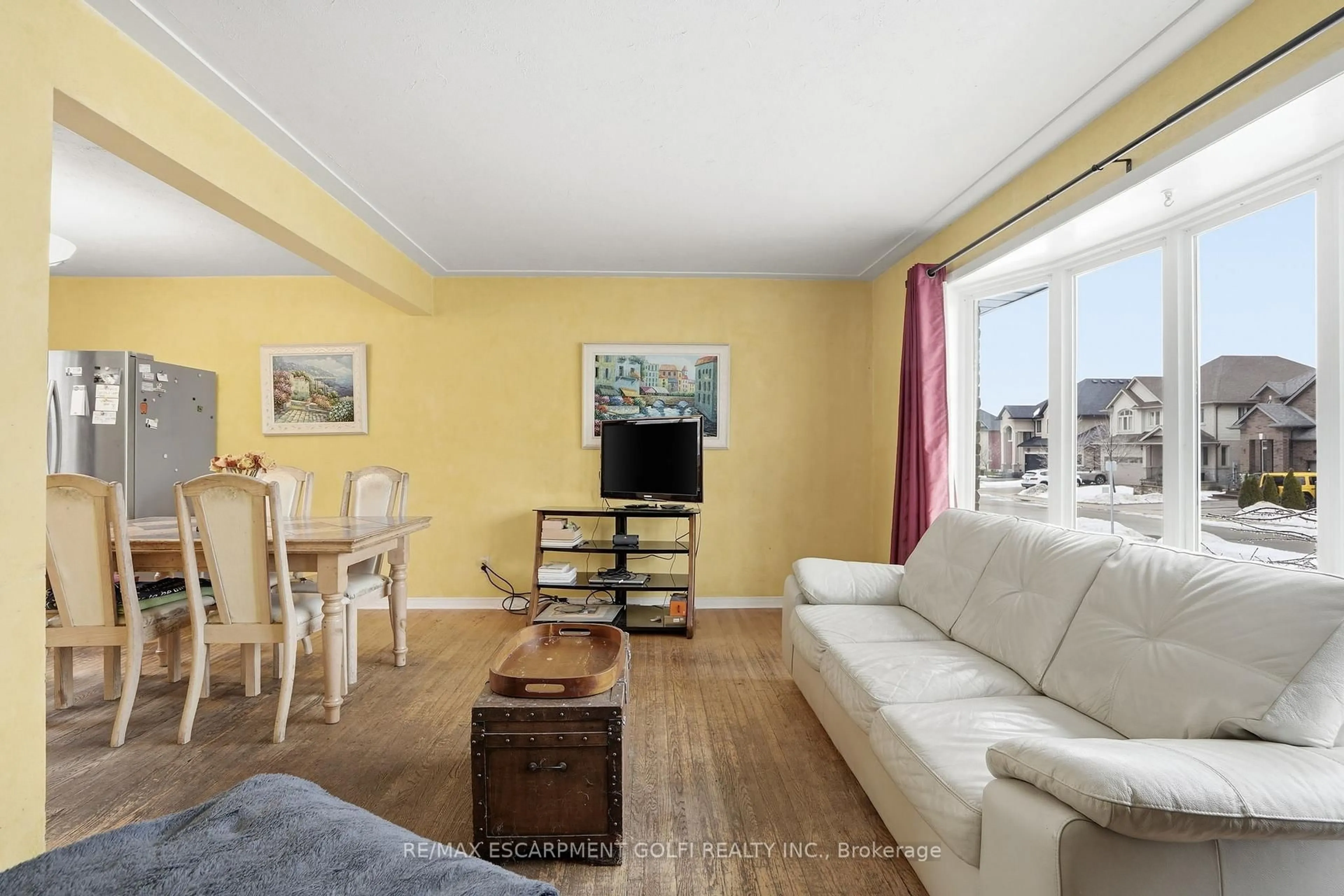 Living room with furniture, wood/laminate floor for 56 Purnell Dr, Hamilton Ontario L9C 4Y3