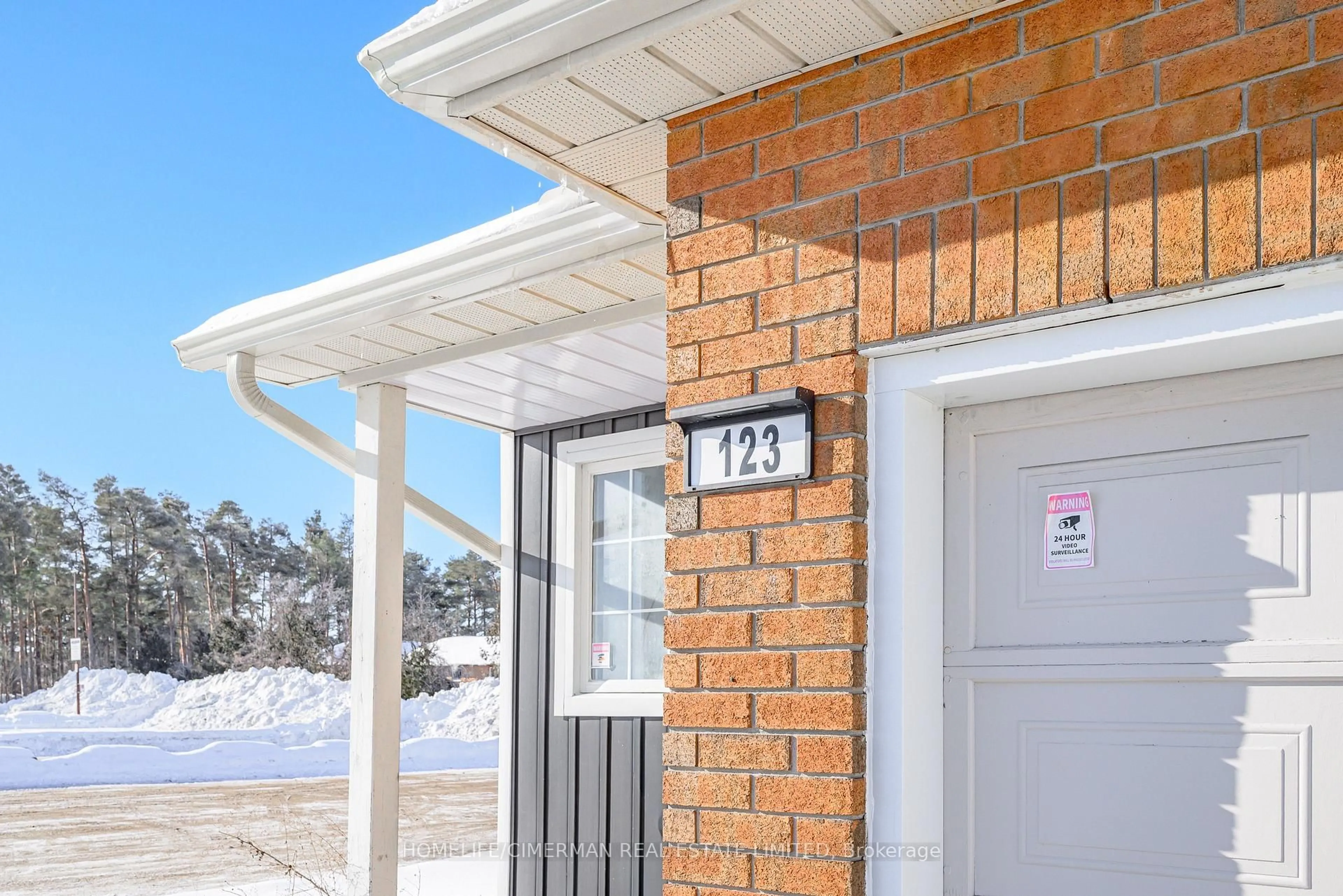 Indoor entryway for 123 Albert St, Kawartha Lakes Ontario K9V 6G1