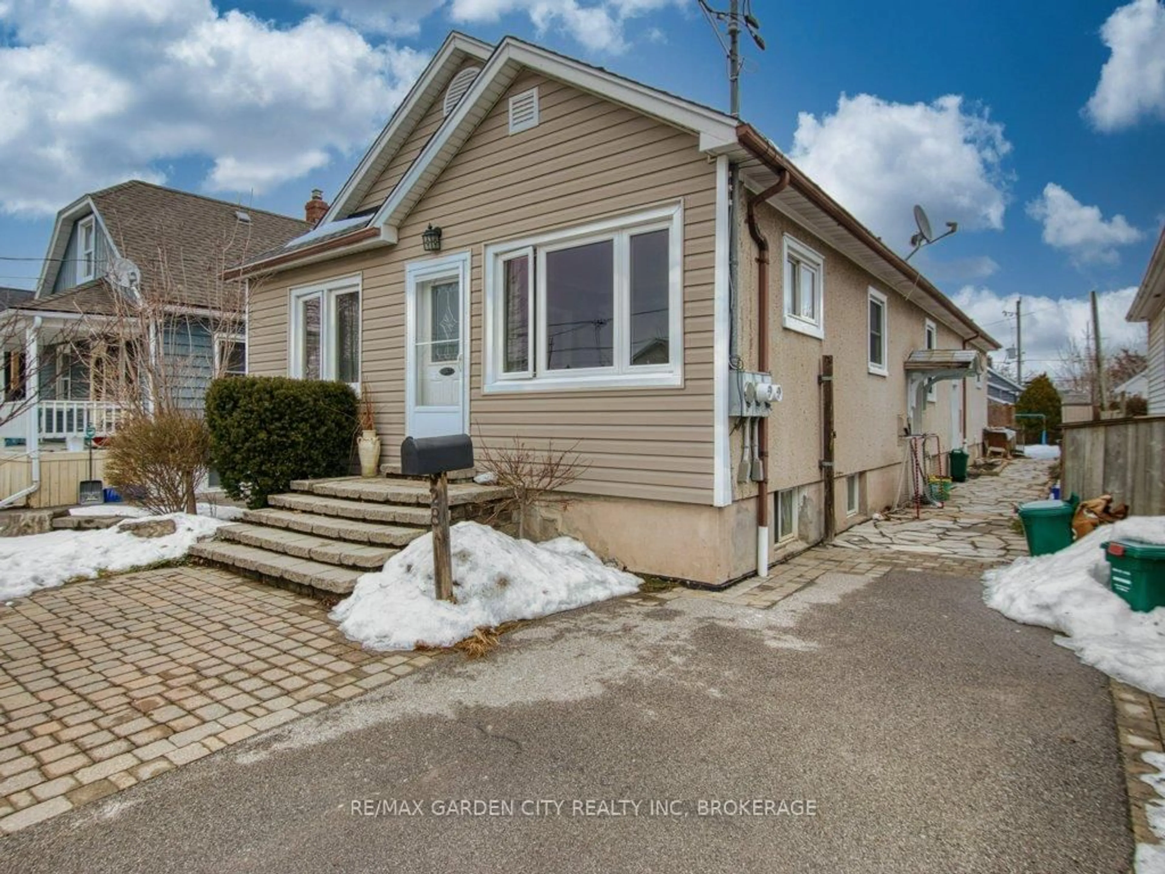 Unknown for 28 Charles Ave, St. Catharines Ontario L2M 5S9