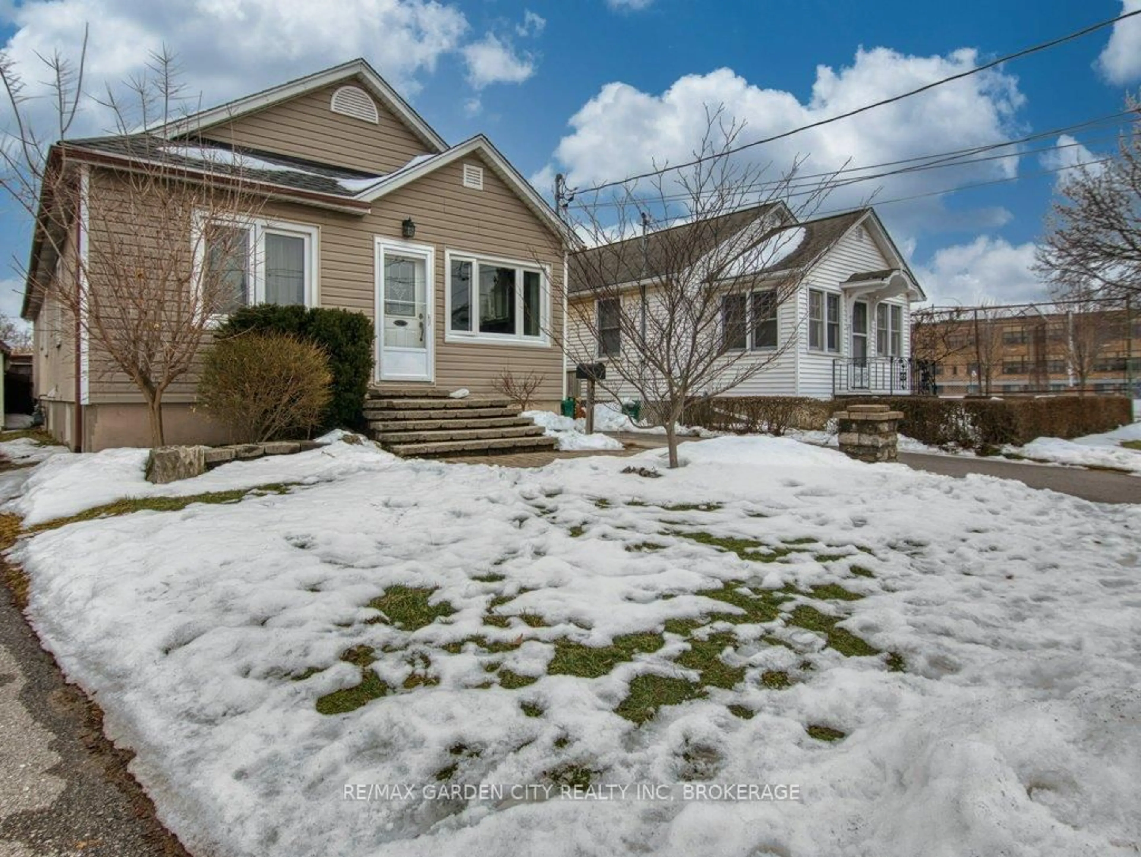 A pic from outside/outdoor area/front of a property/back of a property/a pic from drone, street for 28 Charles Ave, St. Catharines Ontario L2M 5S9