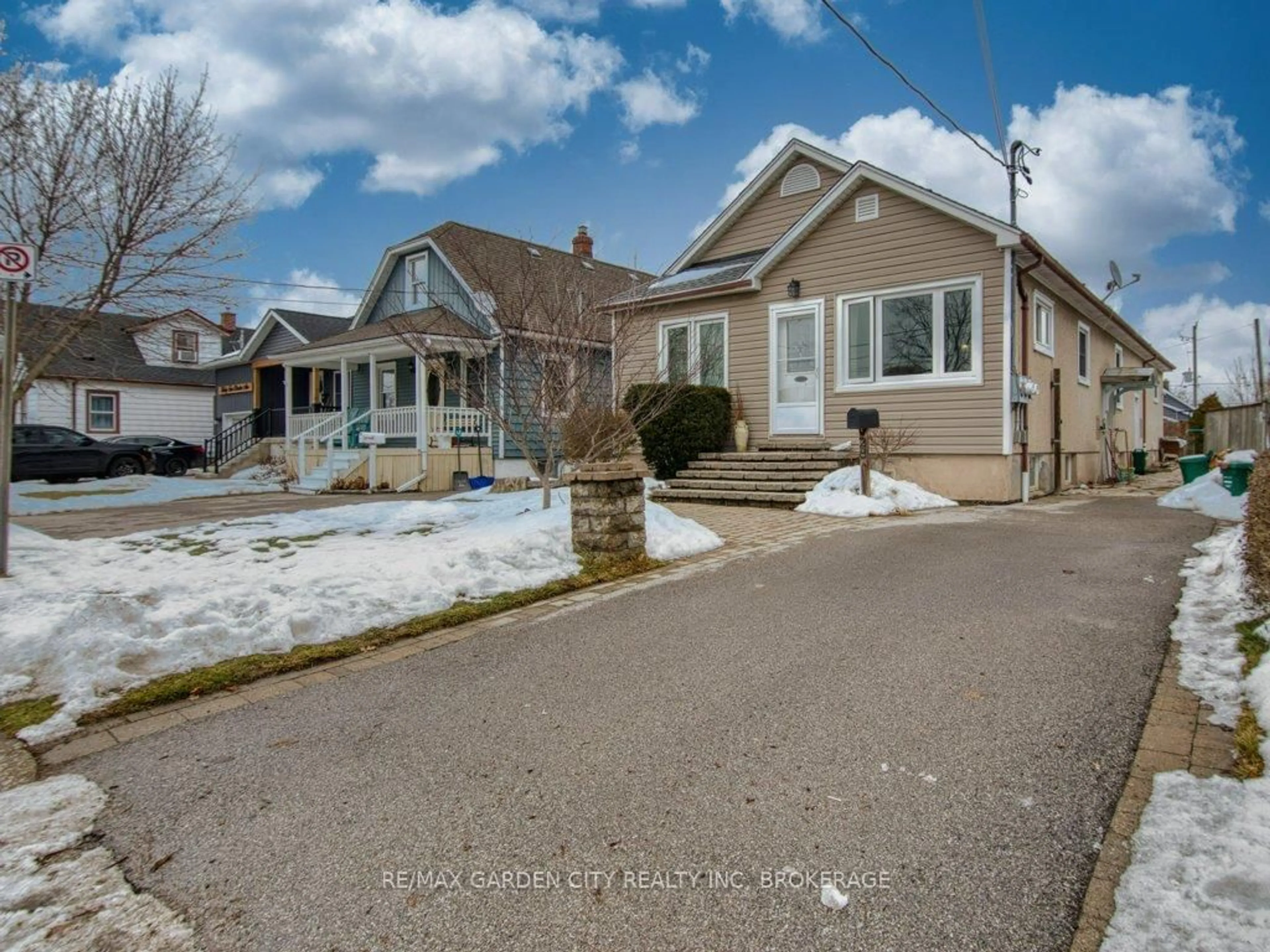Unknown for 28 Charles Ave, St. Catharines Ontario L2M 5S9