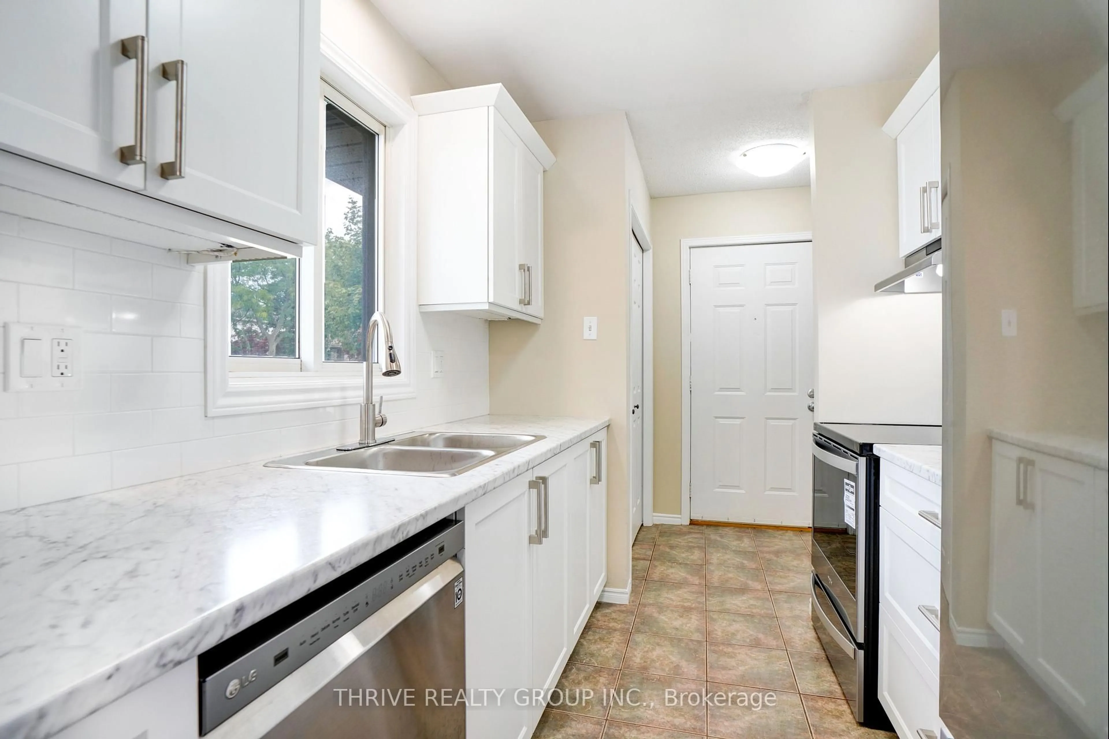 Standard kitchen, ceramic/tile floor for 897 Thistledown Way, London North Ontario N6G 4Z7