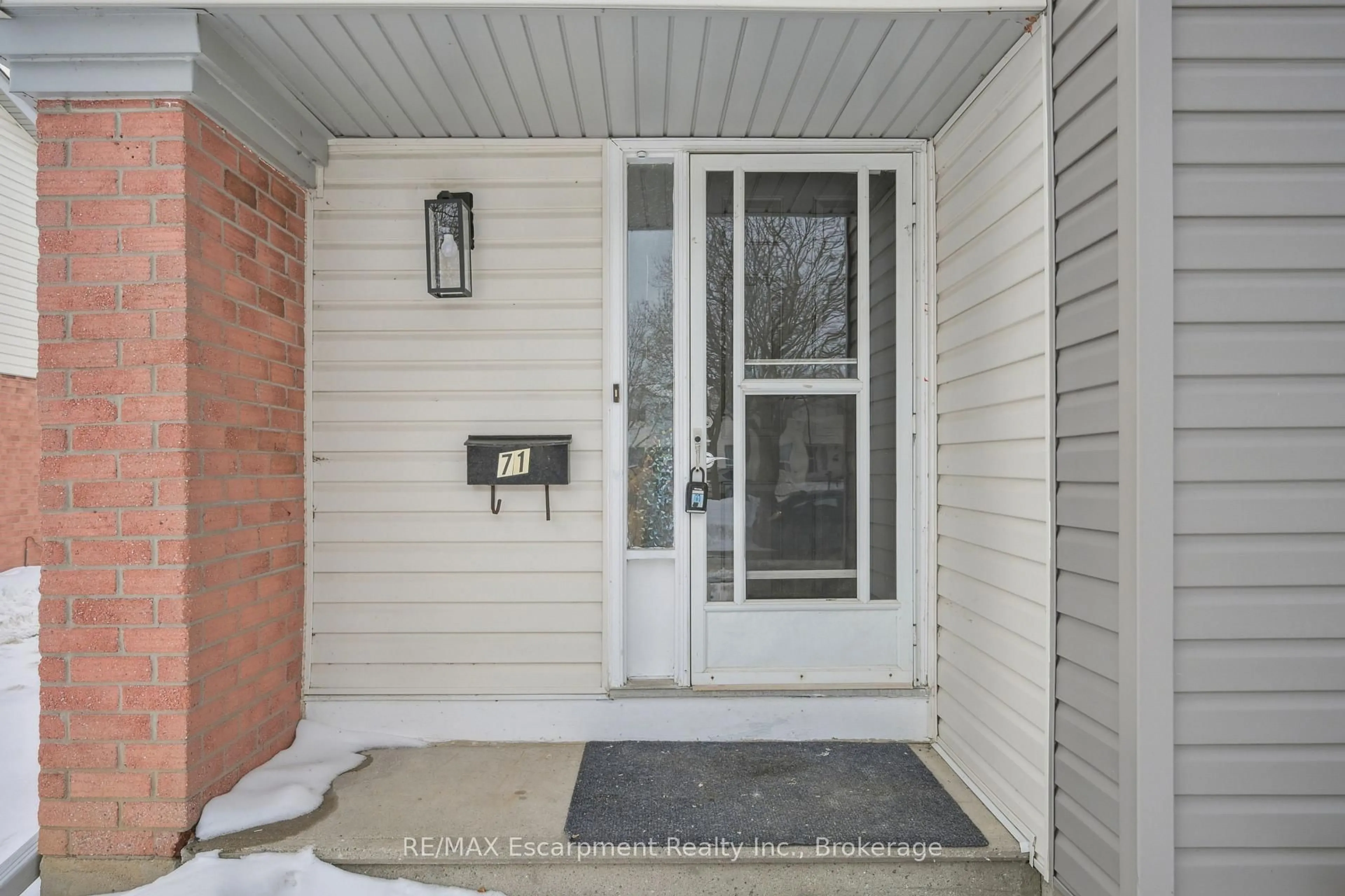 Indoor entryway for 40 Imperial Rd #71, Guelph Ontario N1H 8B4