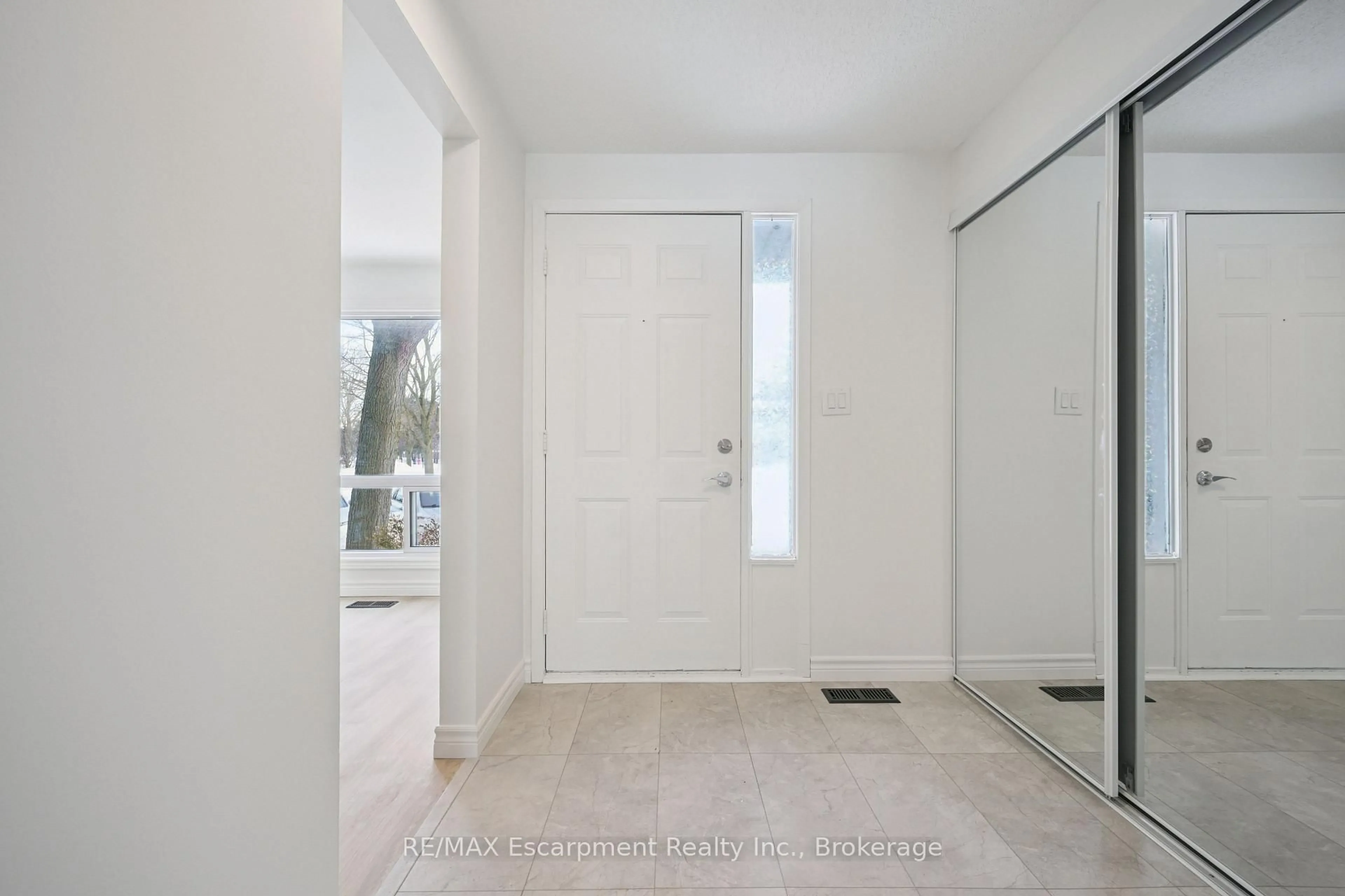 Indoor entryway for 40 Imperial Rd #71, Guelph Ontario N1H 8B4