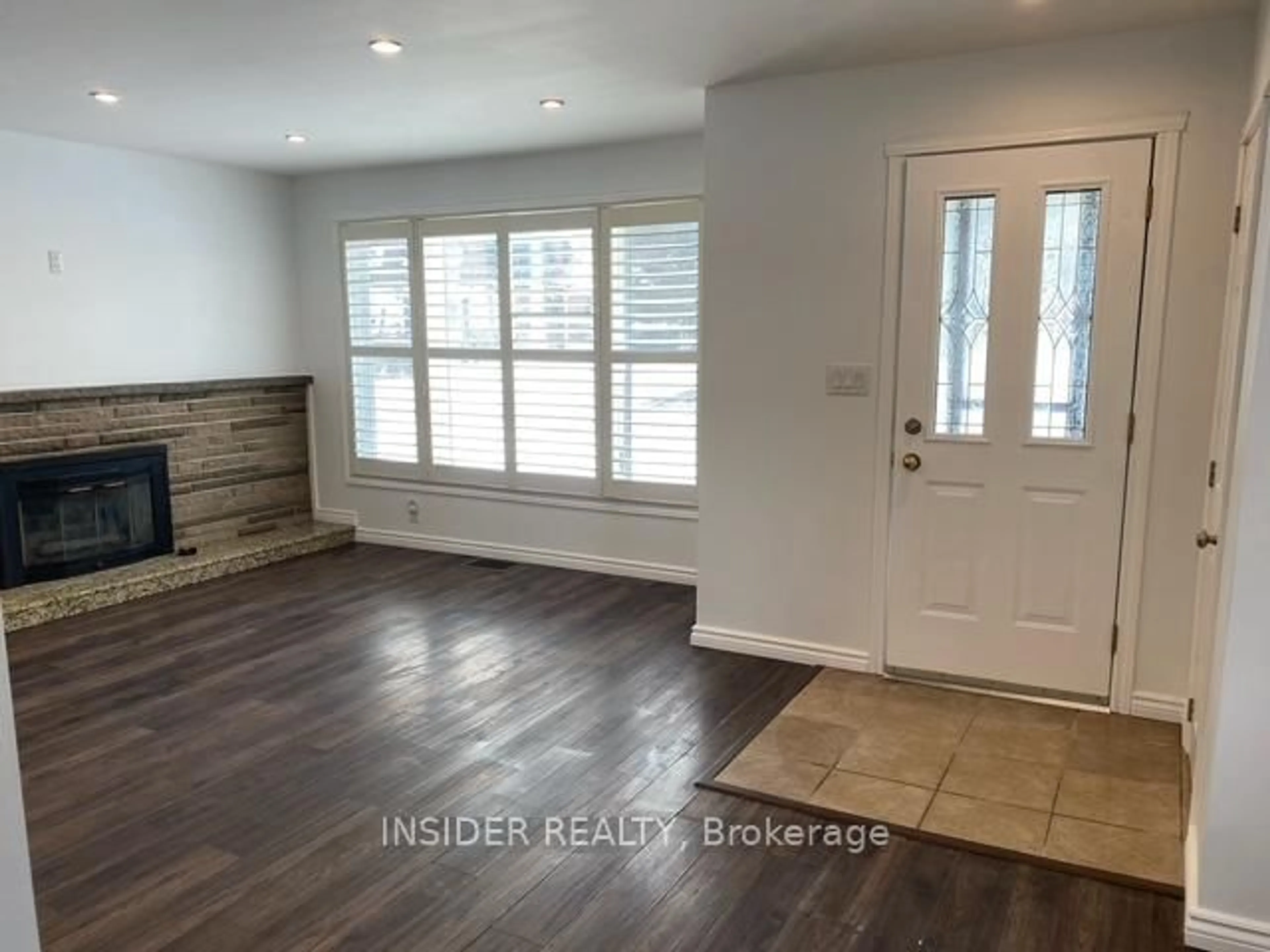 Indoor entryway for 205 Stewartdale Ave, Hamilton Ontario L8K 4P7