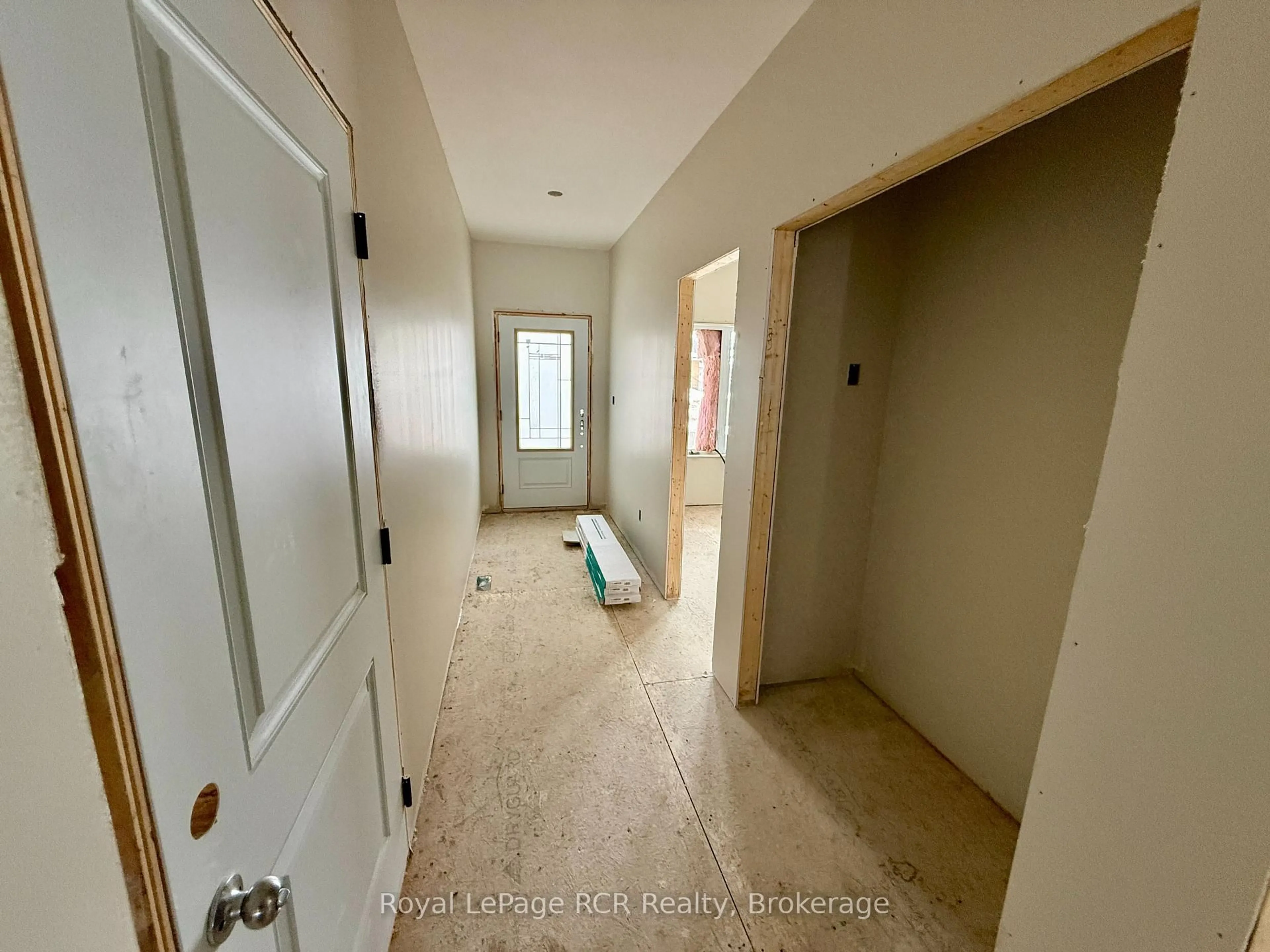 Indoor entryway for 86 Griffith St, Brockton Ontario N0G 2V0