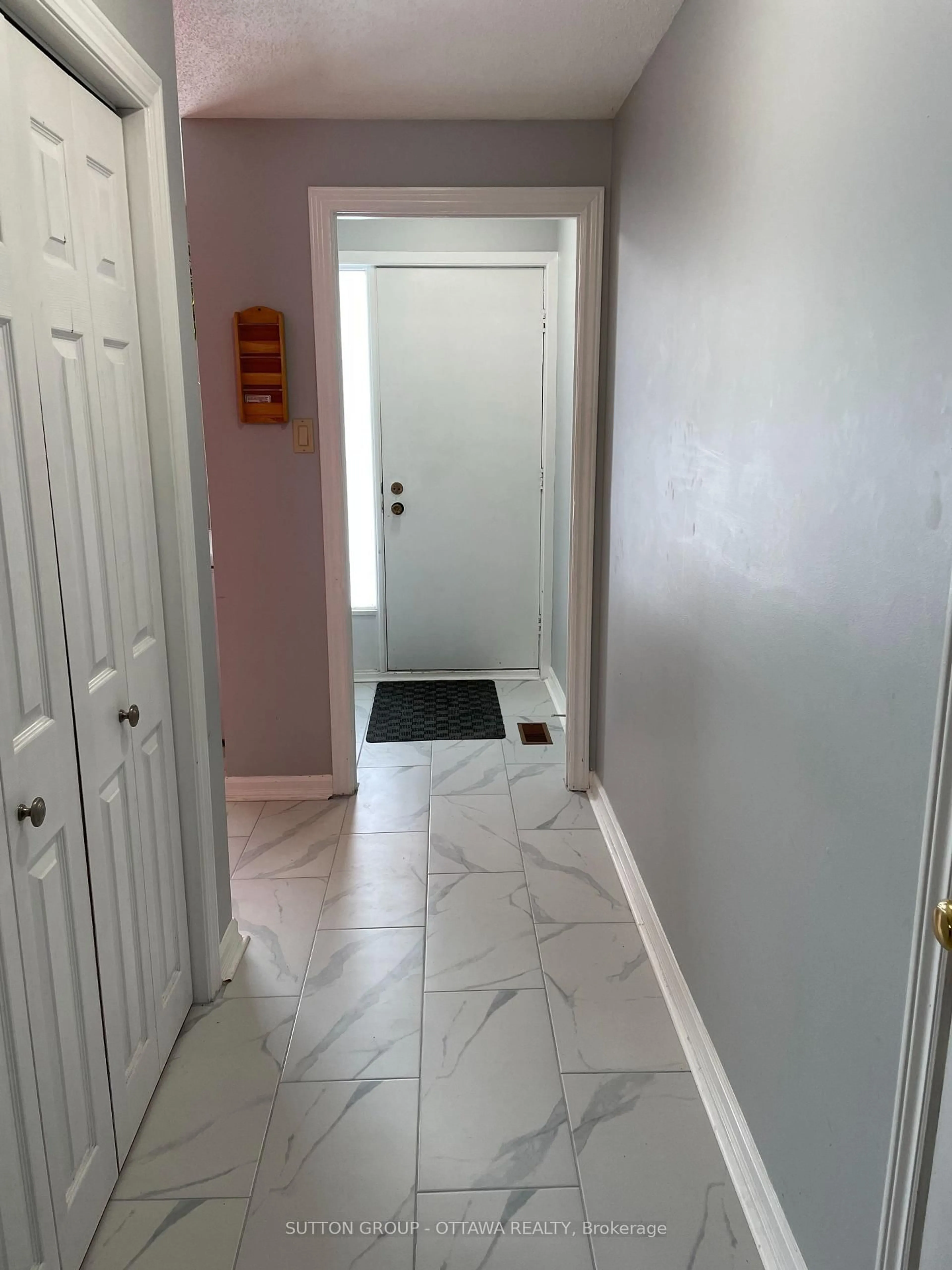 Indoor entryway for 1191 Grenoble Cres, Ottawa Ontario K1C 2C5