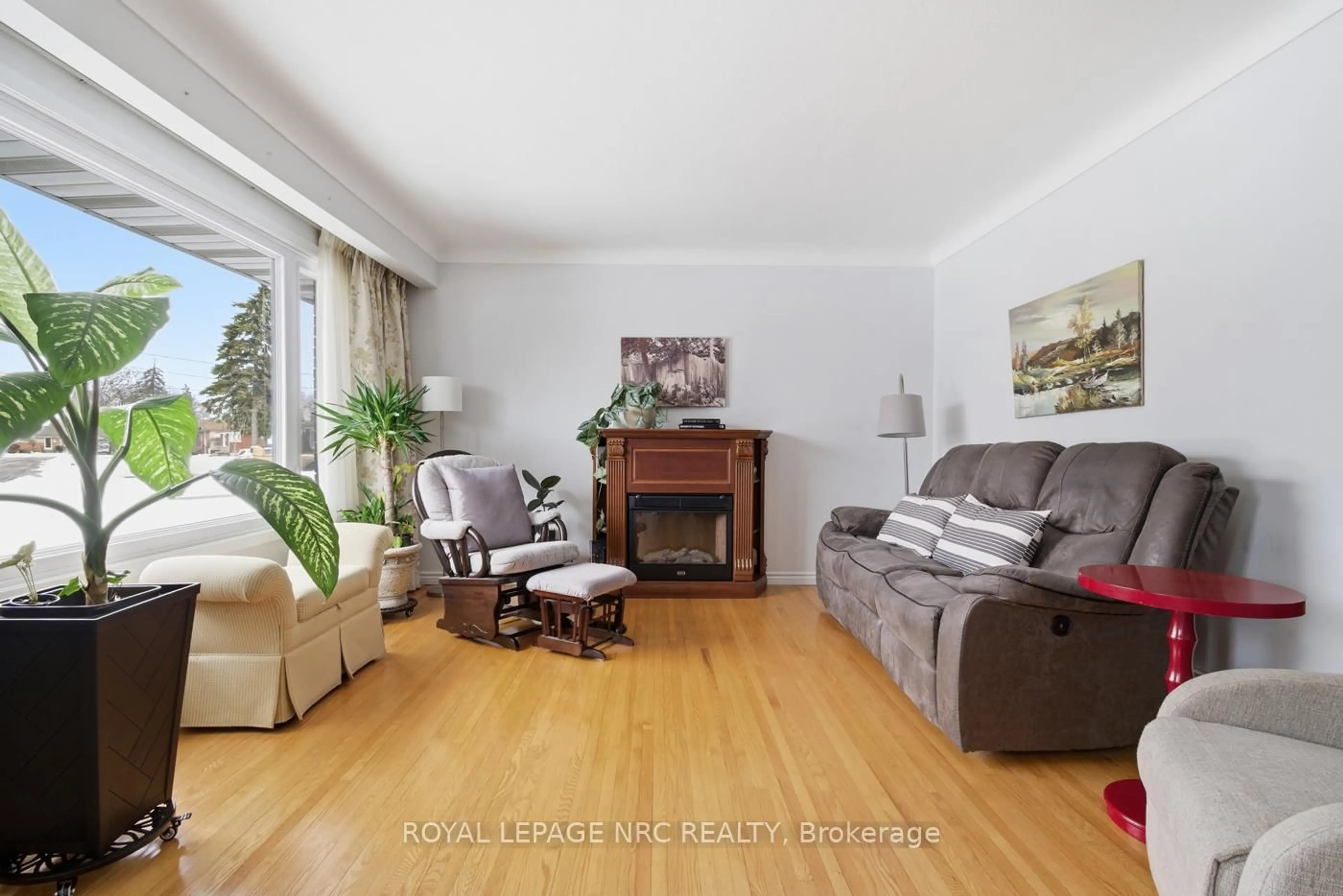 Living room with furniture, wood/laminate floor for 14 Terrace Ave, Welland Ontario L3C 2C4