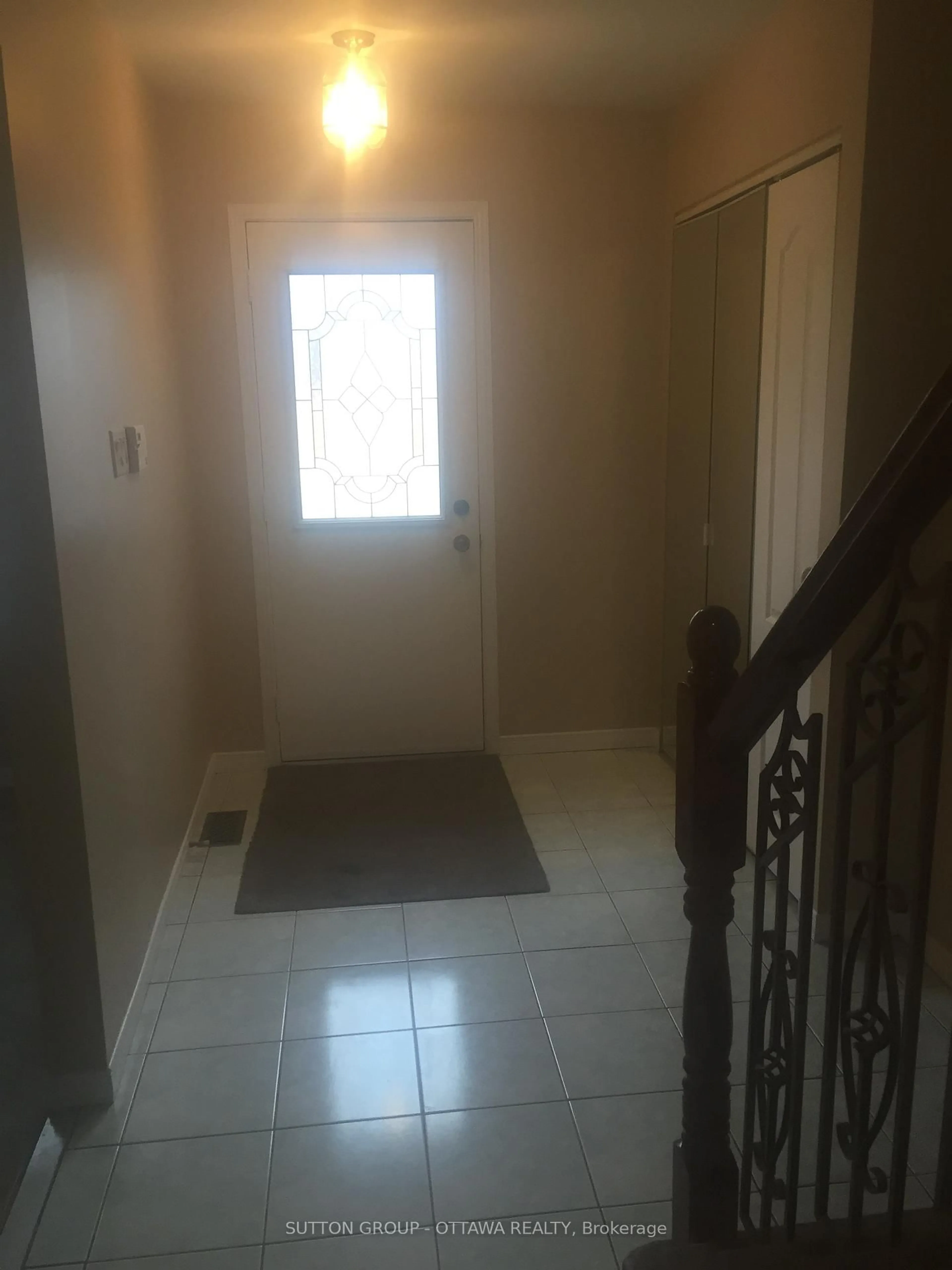 Indoor foyer for 1713 Stoneboat Cres, Ottawa Ontario K1C 1W7