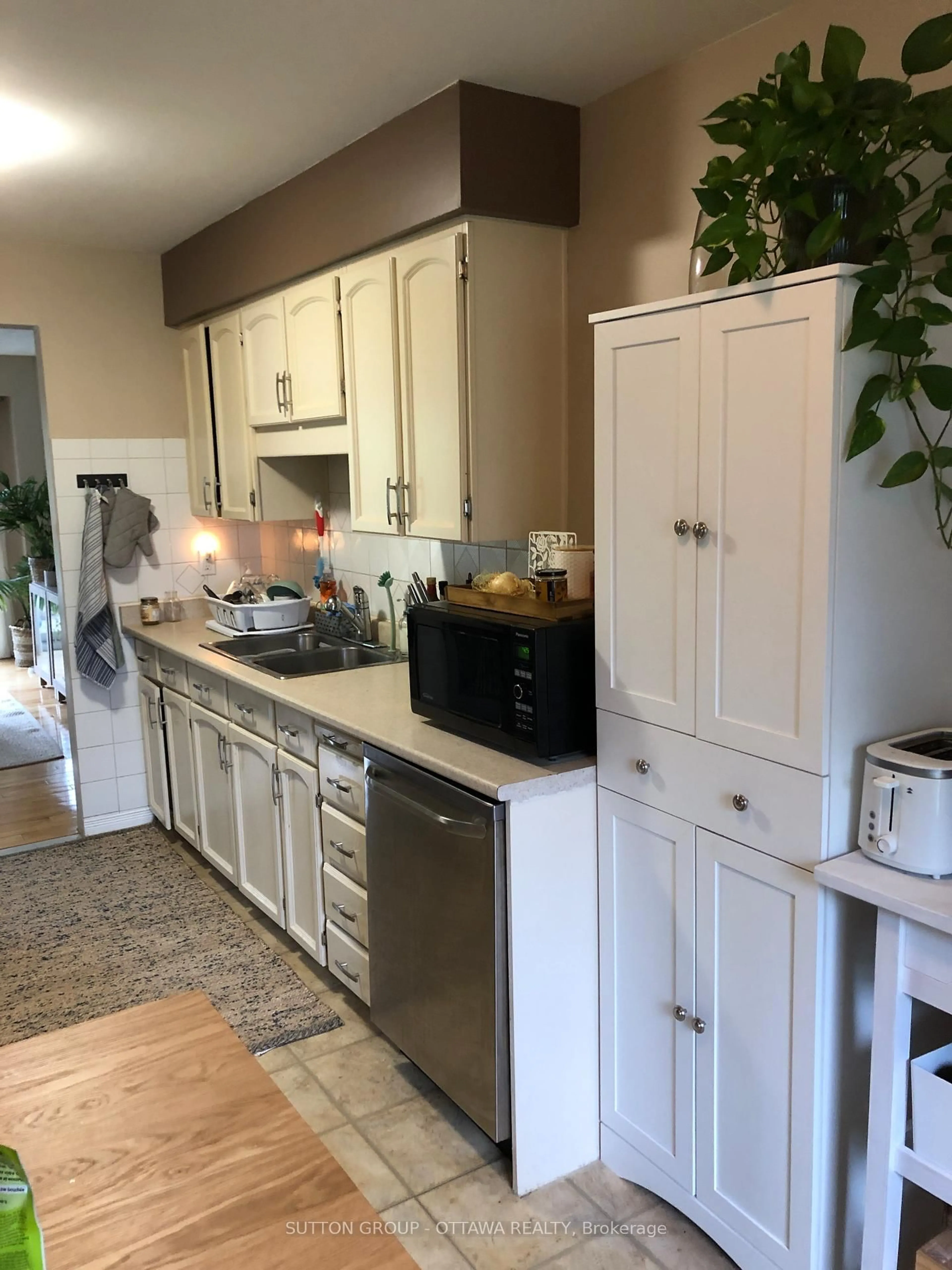 Open concept kitchen, unknown for 1713 Stoneboat Cres, Ottawa Ontario K1C 1W7