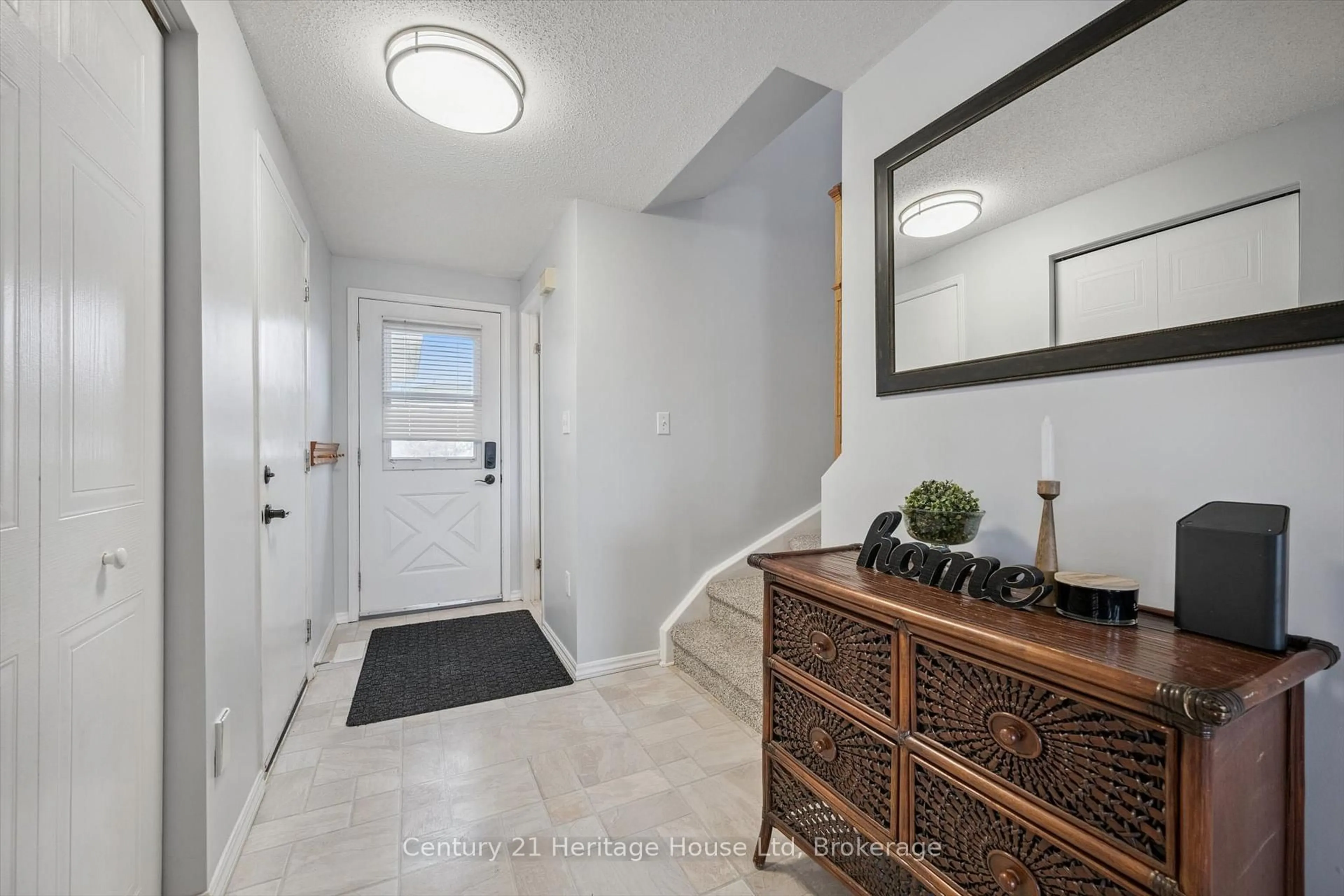 Indoor entryway for 425 Misty Cres, Kitchener Ontario N2B 3V7
