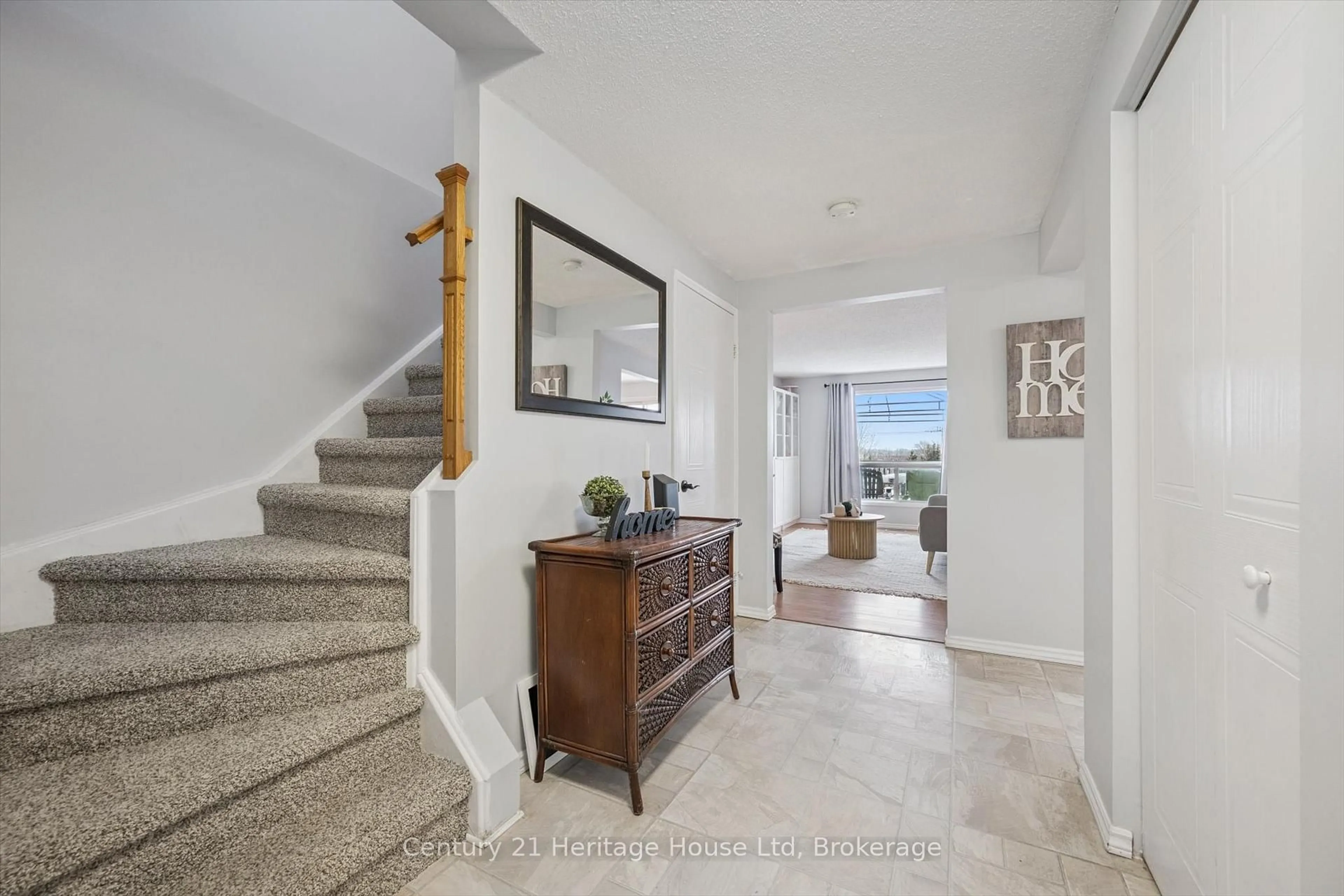 Indoor entryway for 425 Misty Cres, Kitchener Ontario N2B 3V7