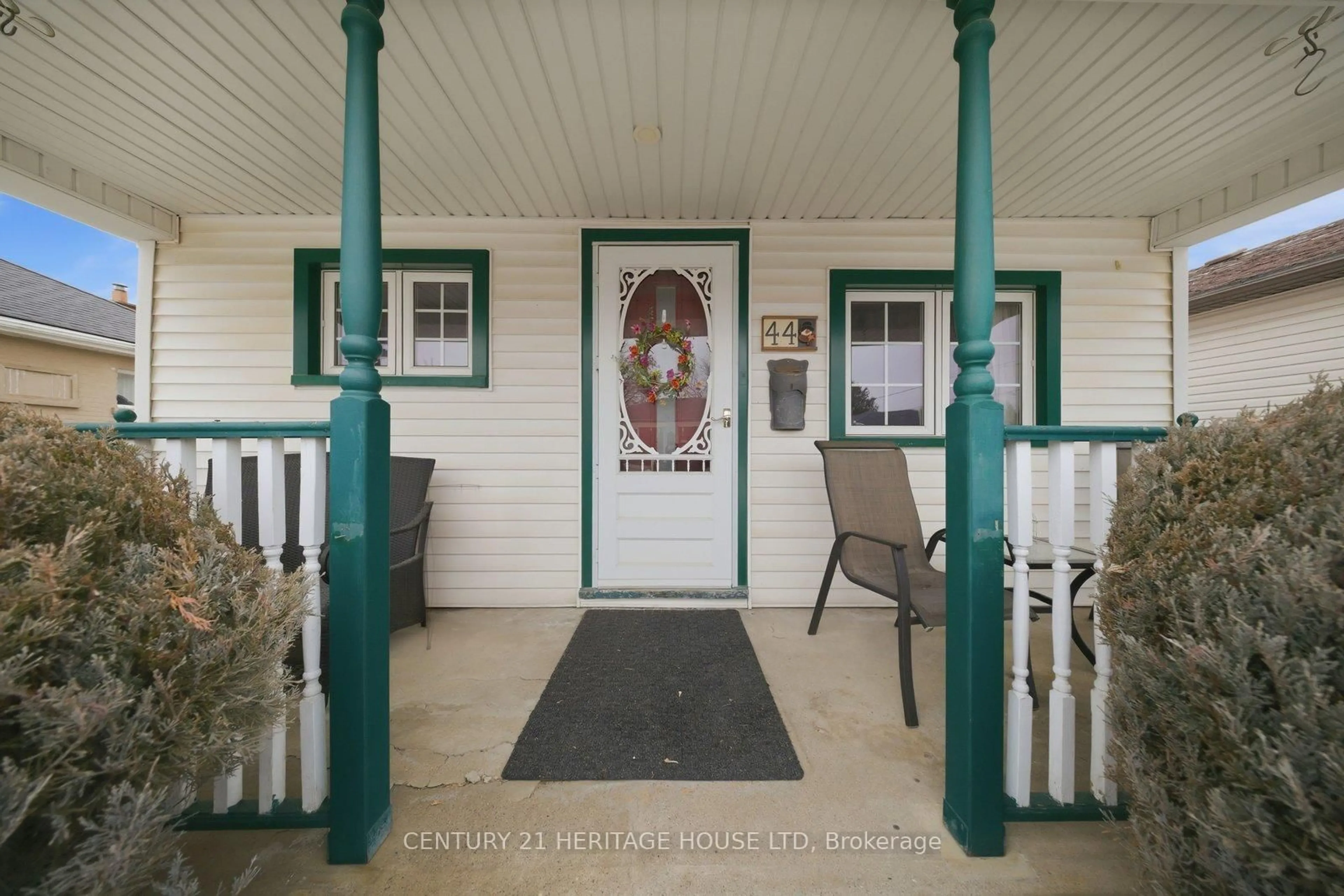 Indoor entryway for 44 Curtis St, Brantford Ontario N3S 5C1