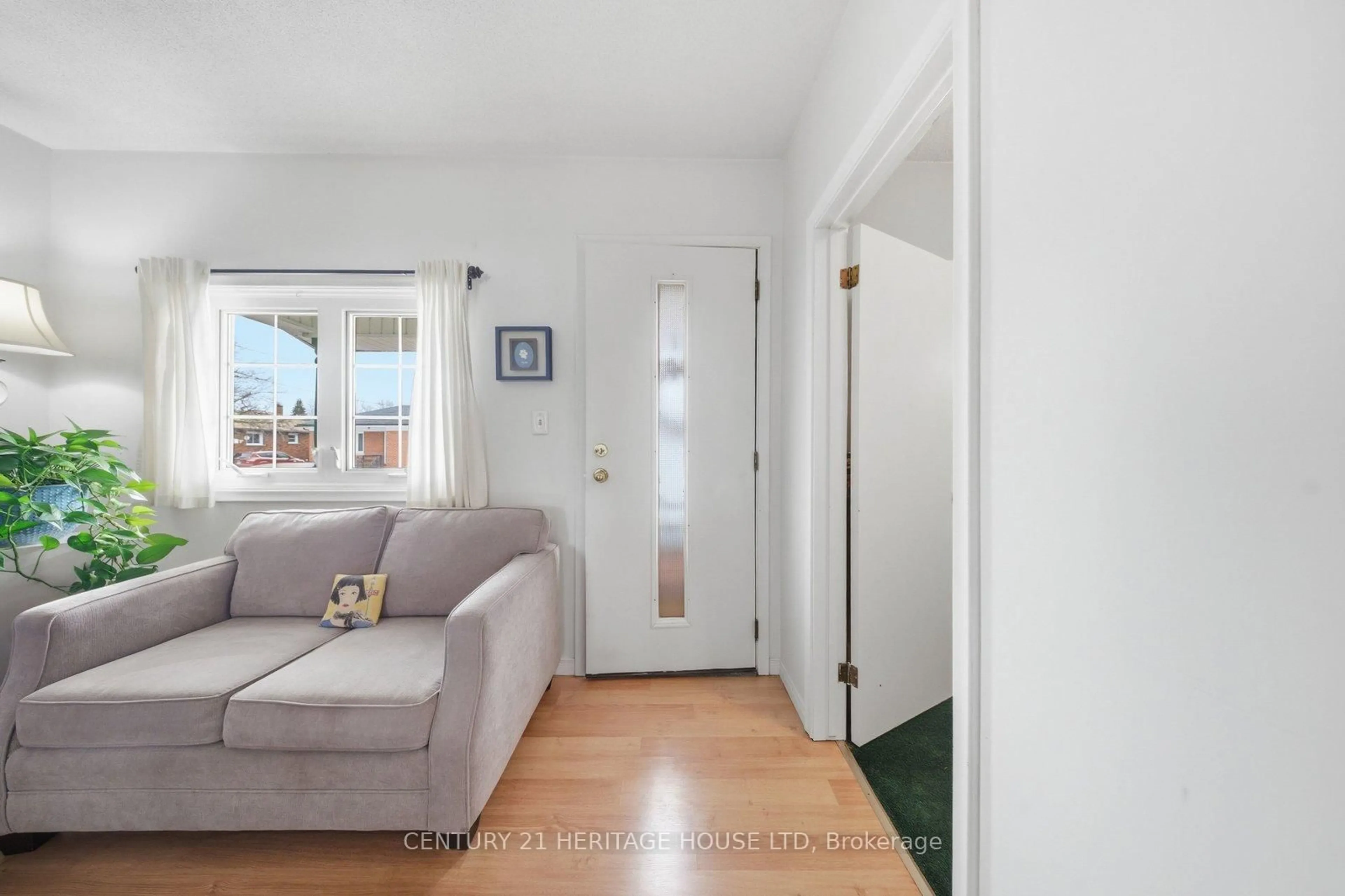 Living room with furniture, unknown for 44 Curtis St, Brantford Ontario N3S 5C1