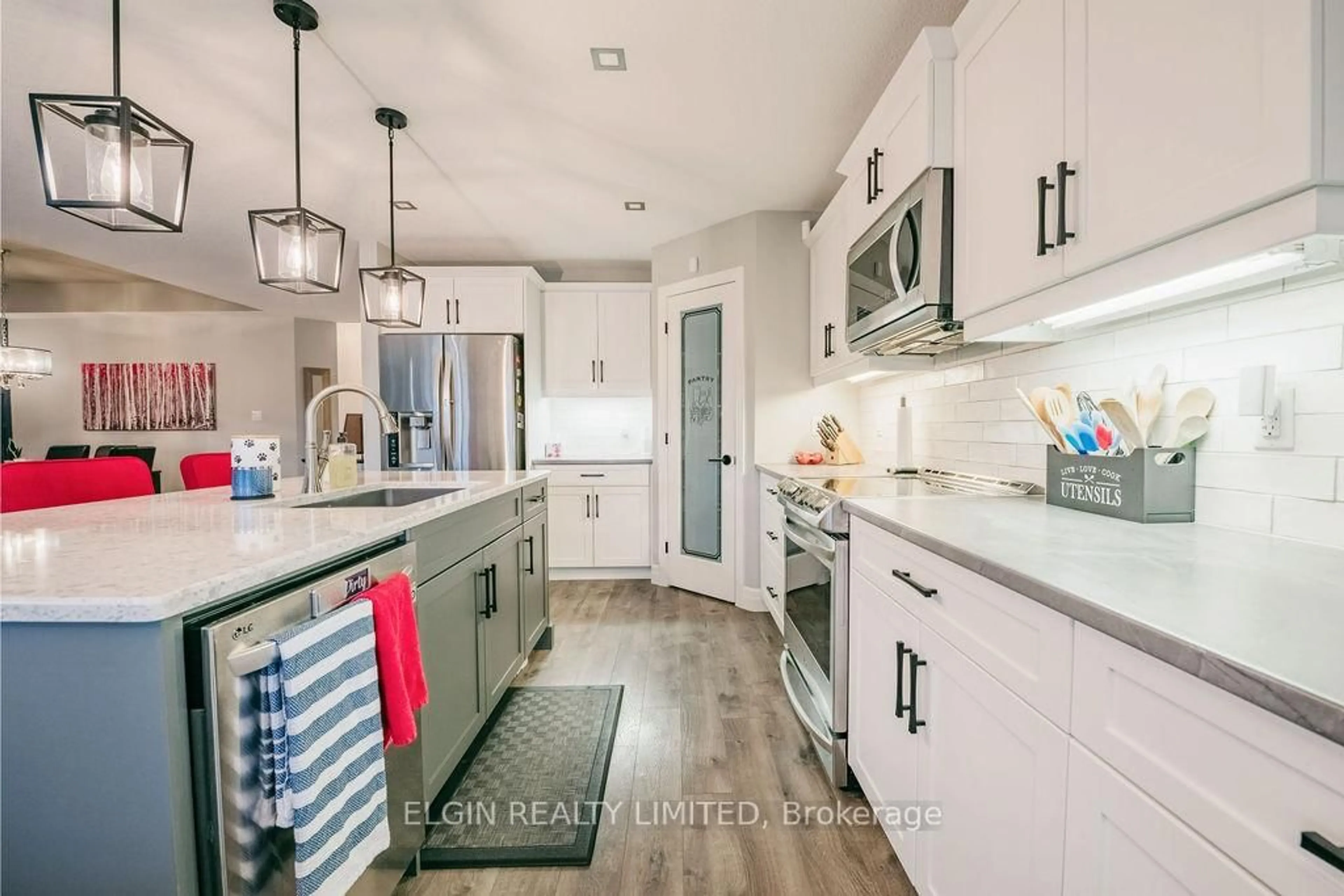 Open concept kitchen, ceramic/tile floor for 40 Glengariff Dr, Southwold Ontario N5P 3T2