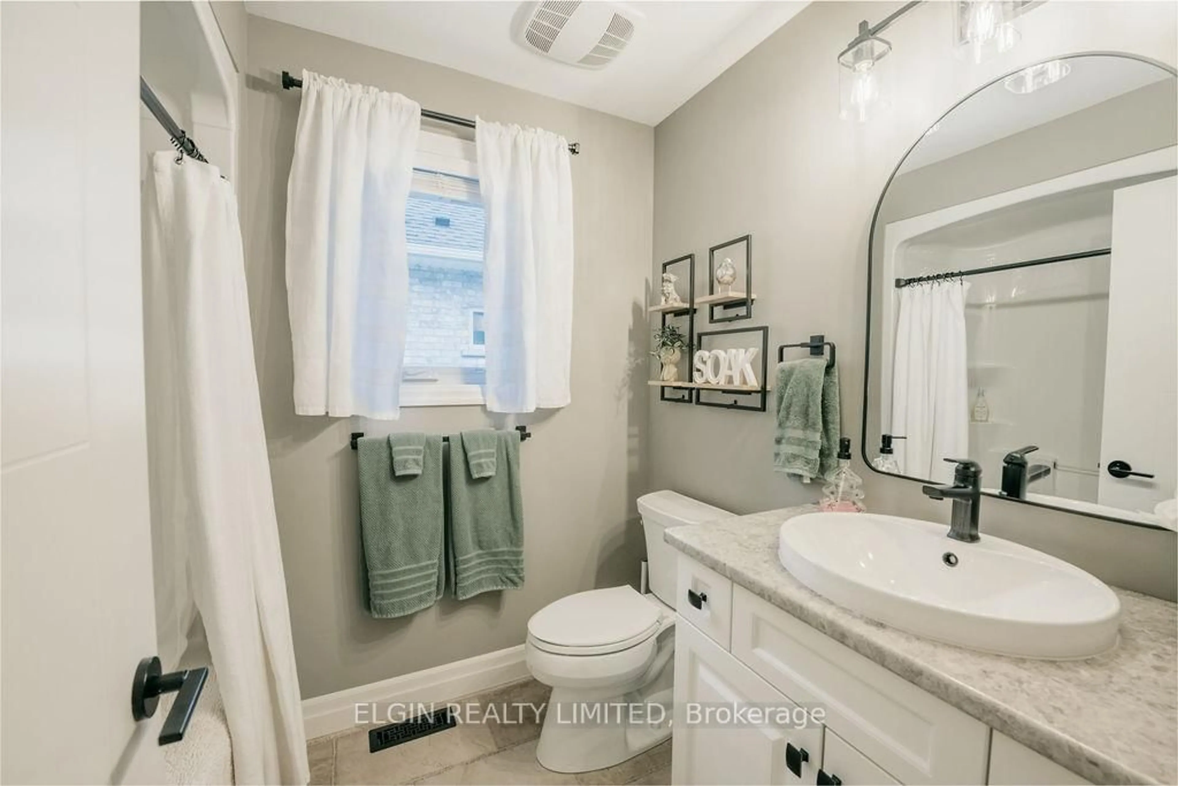 Standard bathroom, ceramic/tile floor for 40 Glengariff Dr, Southwold Ontario N5P 3T2