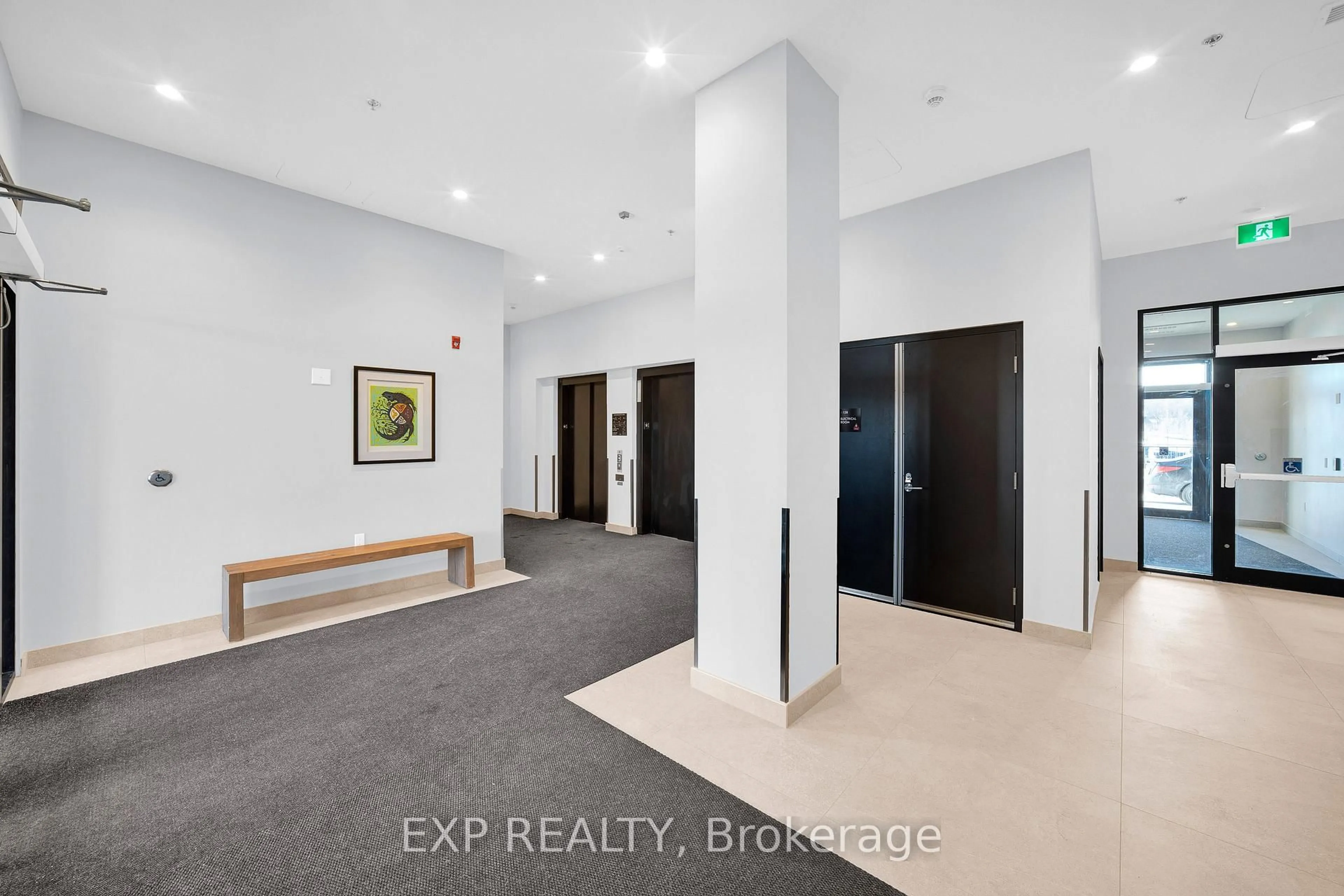 Indoor foyer for 1350 Hemlock Rd #220, Ottawa Ontario K1K 5C2