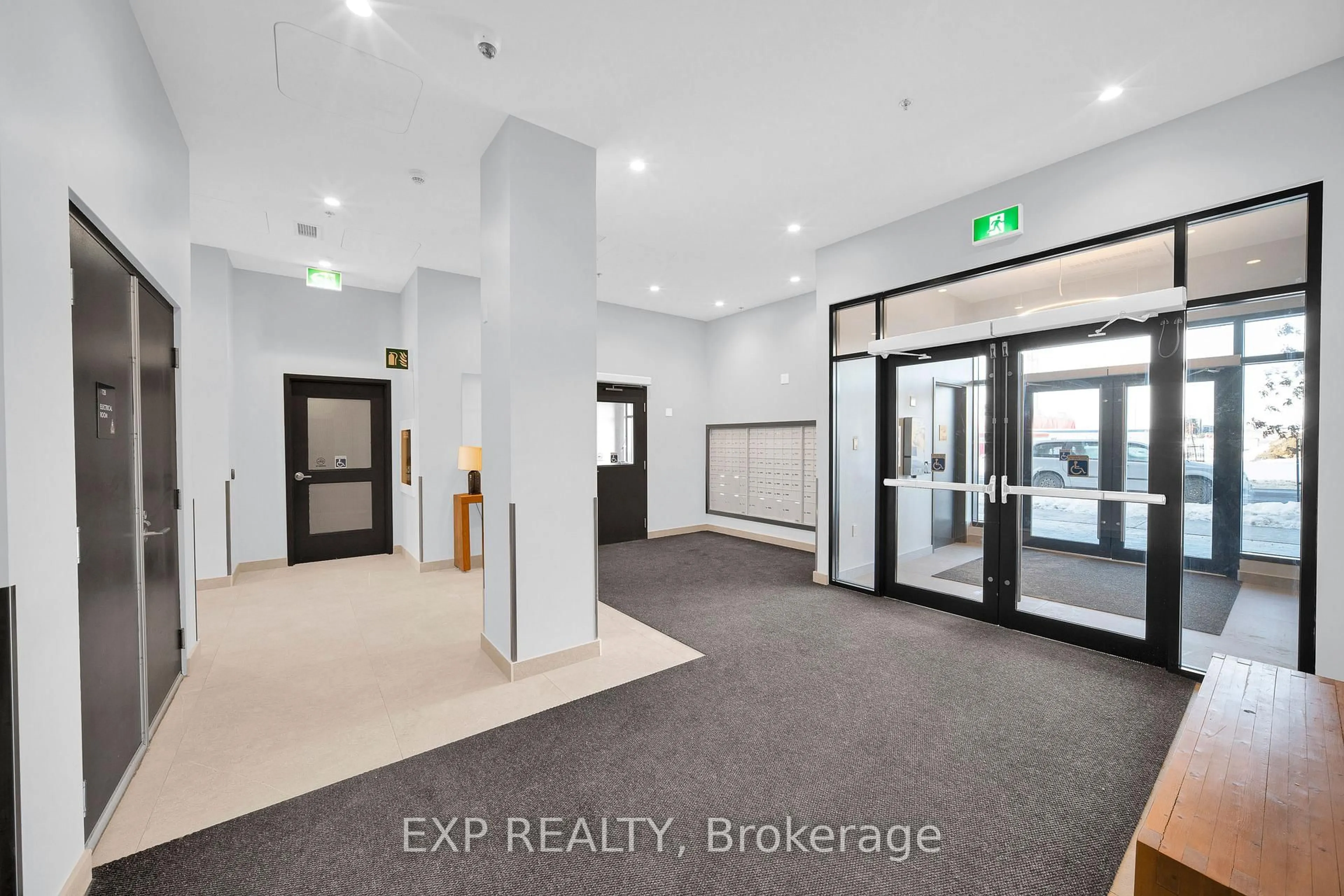 Indoor foyer for 1350 Hemlock Rd #220, Ottawa Ontario K1K 5C2