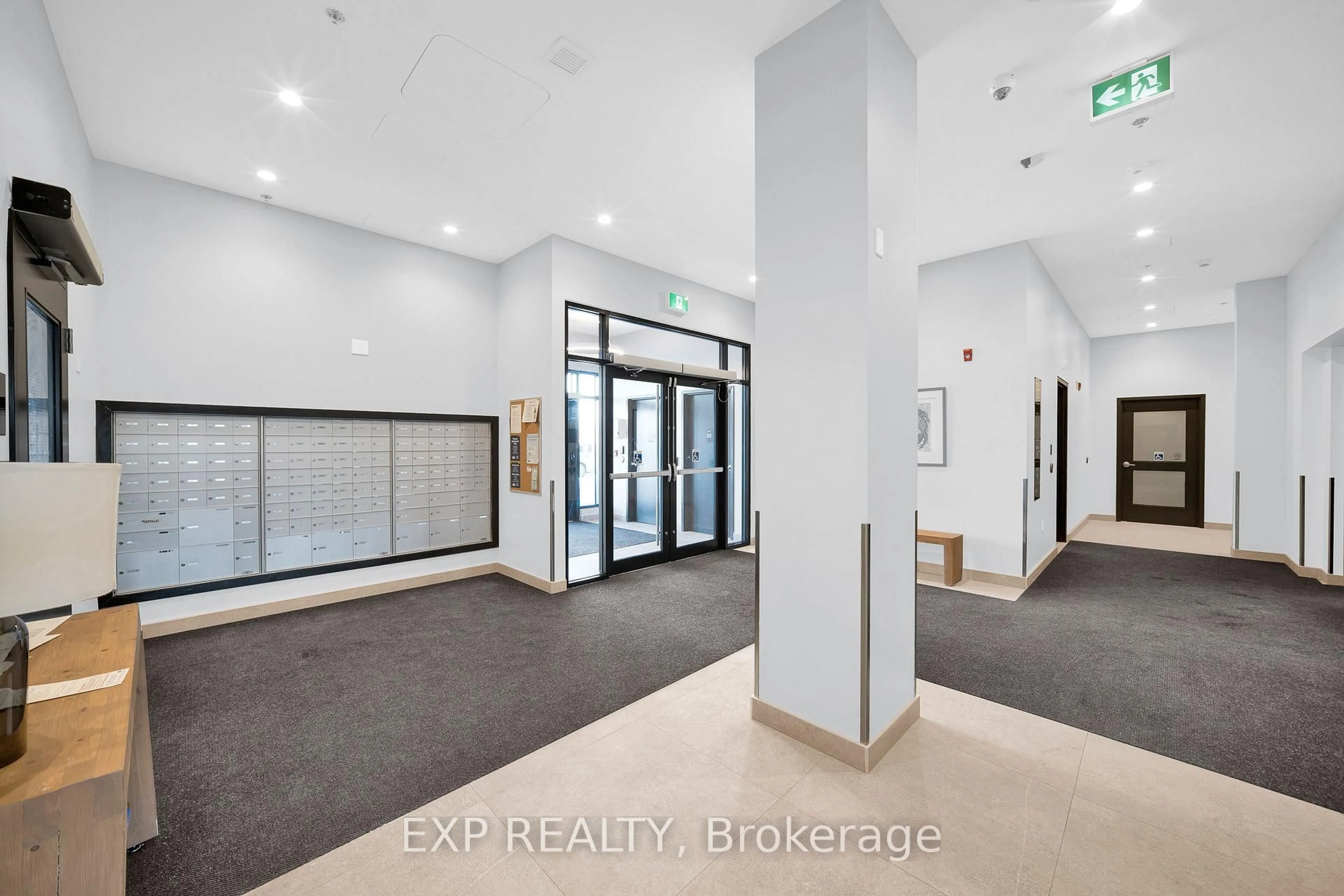 Indoor foyer for 1350 Hemlock Rd #220, Ottawa Ontario K1K 5C2