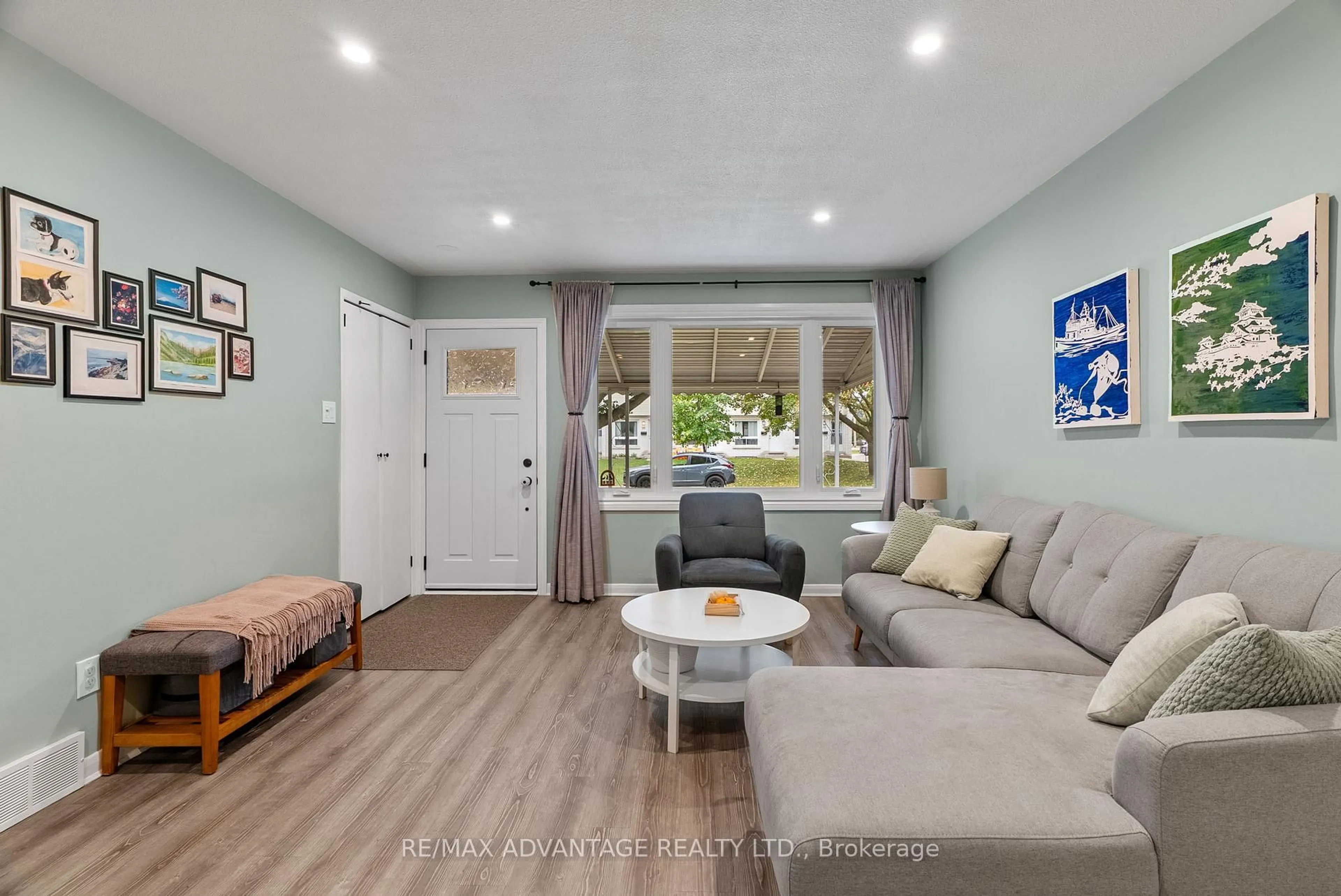 Living room with furniture, unknown for 66 Wellesley Cres, London East Ontario N5V 1J7