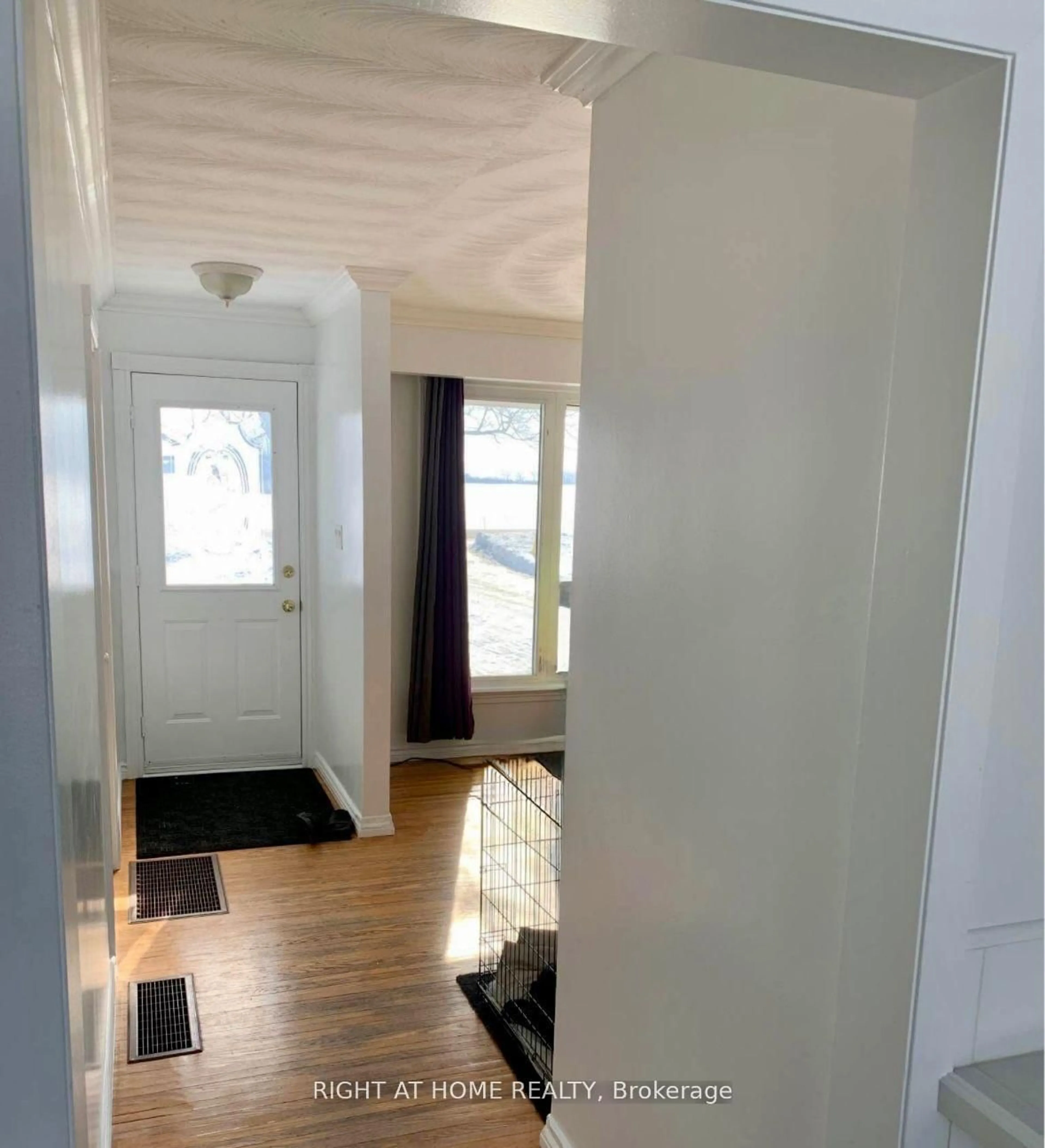 Indoor entryway for 220 King St, Kawartha Lakes Ontario K0M 2T0