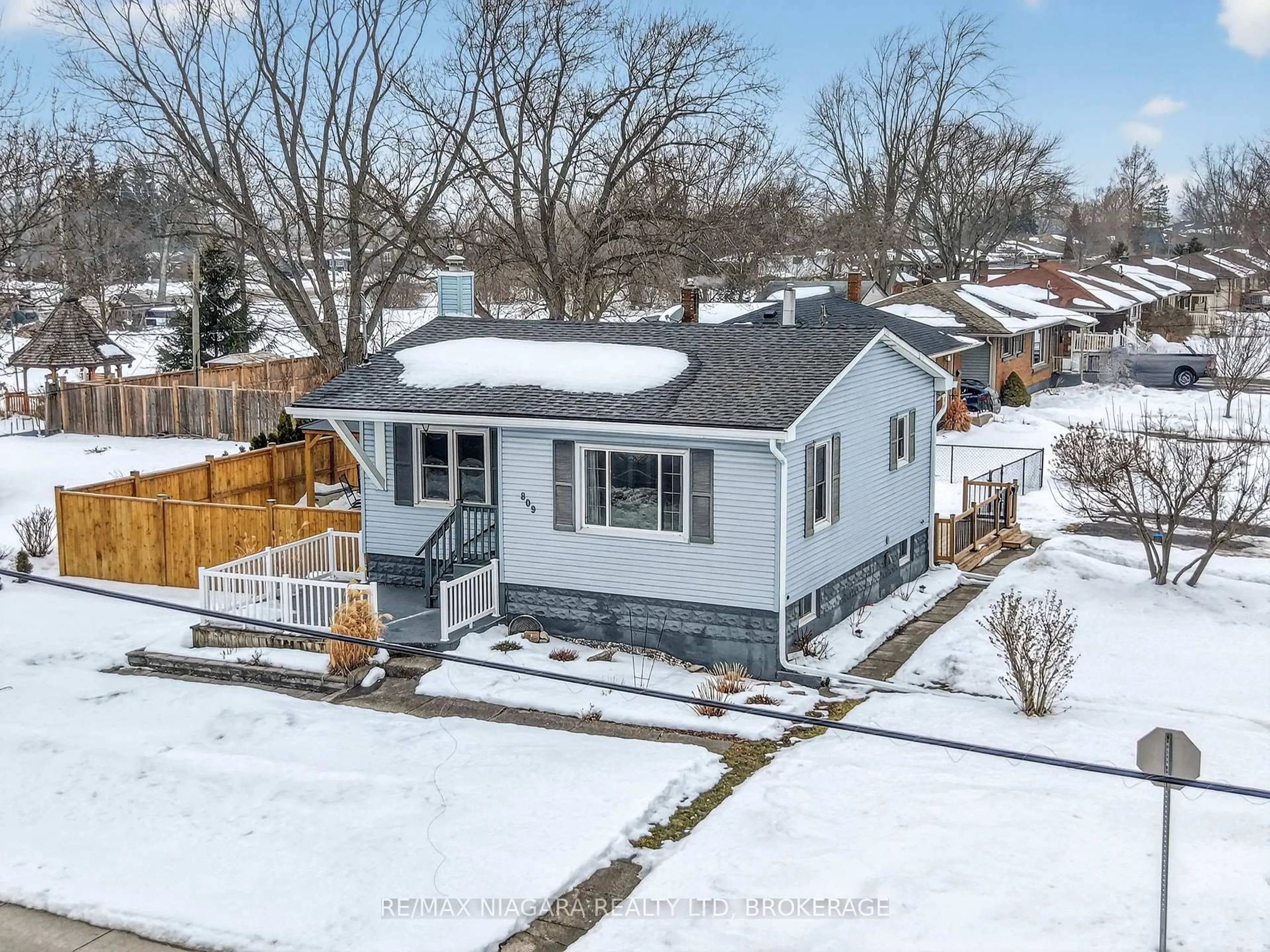 A pic from outside/outdoor area/front of a property/back of a property/a pic from drone, street for 809 Broadway St, Welland Ontario L3C 5M9