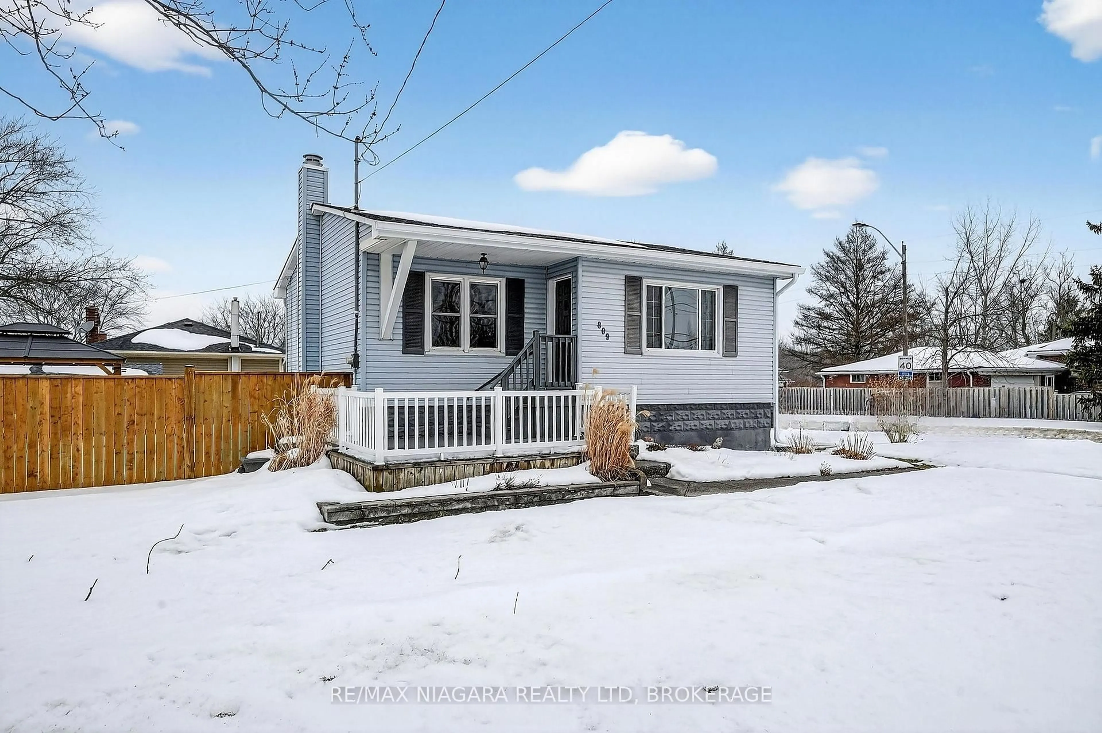 Home with vinyl exterior material, street for 809 Broadway St, Welland Ontario L3C 5M9