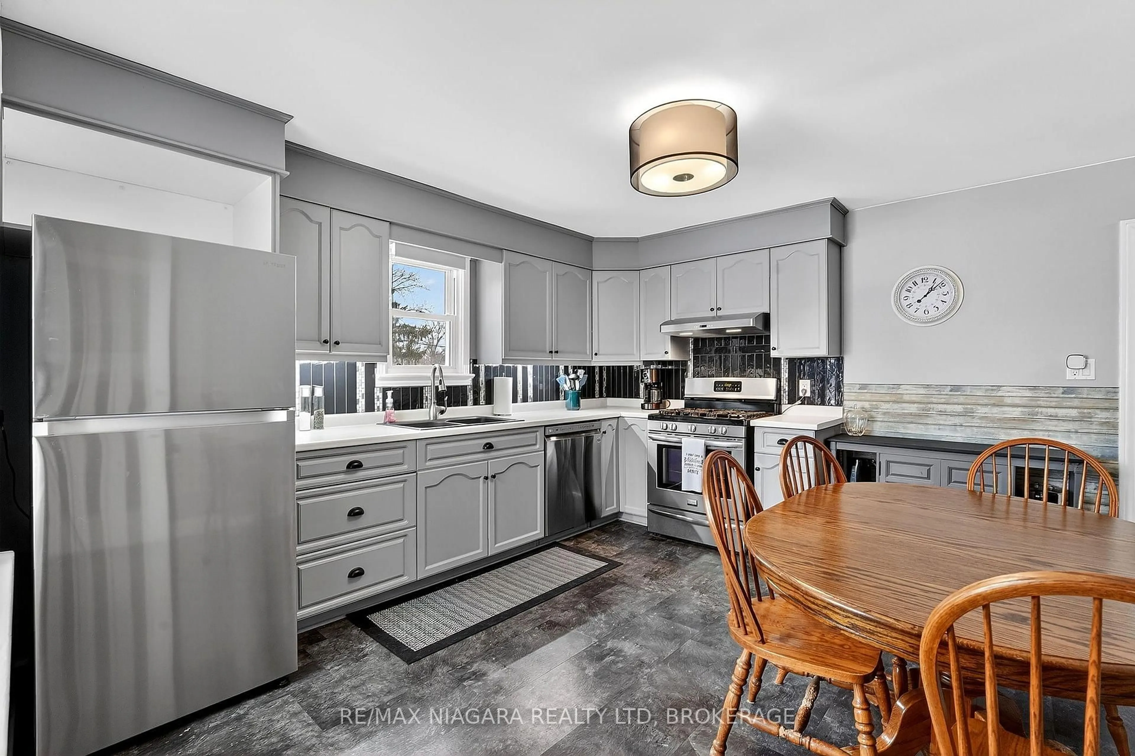 Open concept kitchen, ceramic/tile floor for 809 Broadway St, Welland Ontario L3C 5M9