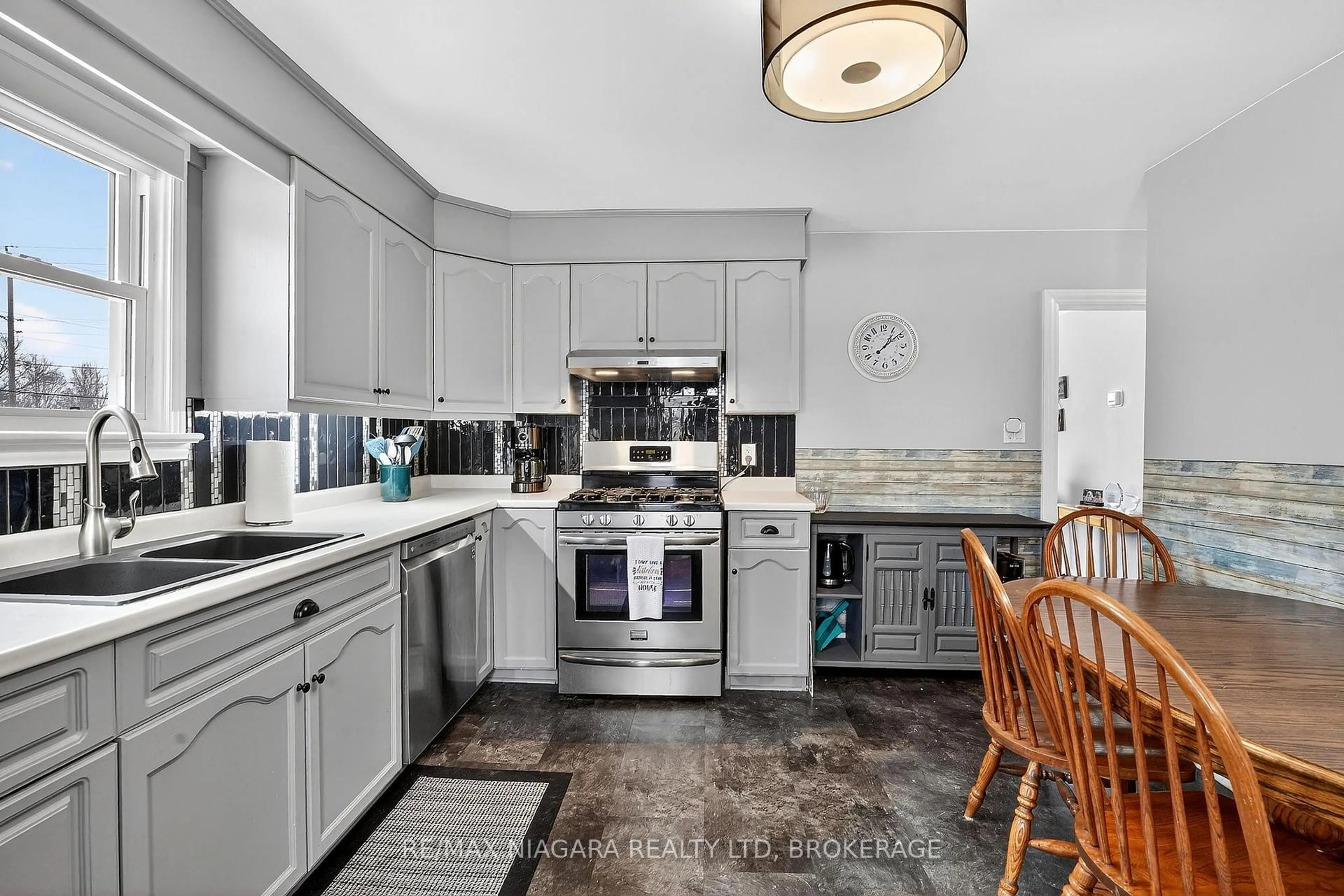 Open concept kitchen, ceramic/tile floor for 809 Broadway St, Welland Ontario L3C 5M9