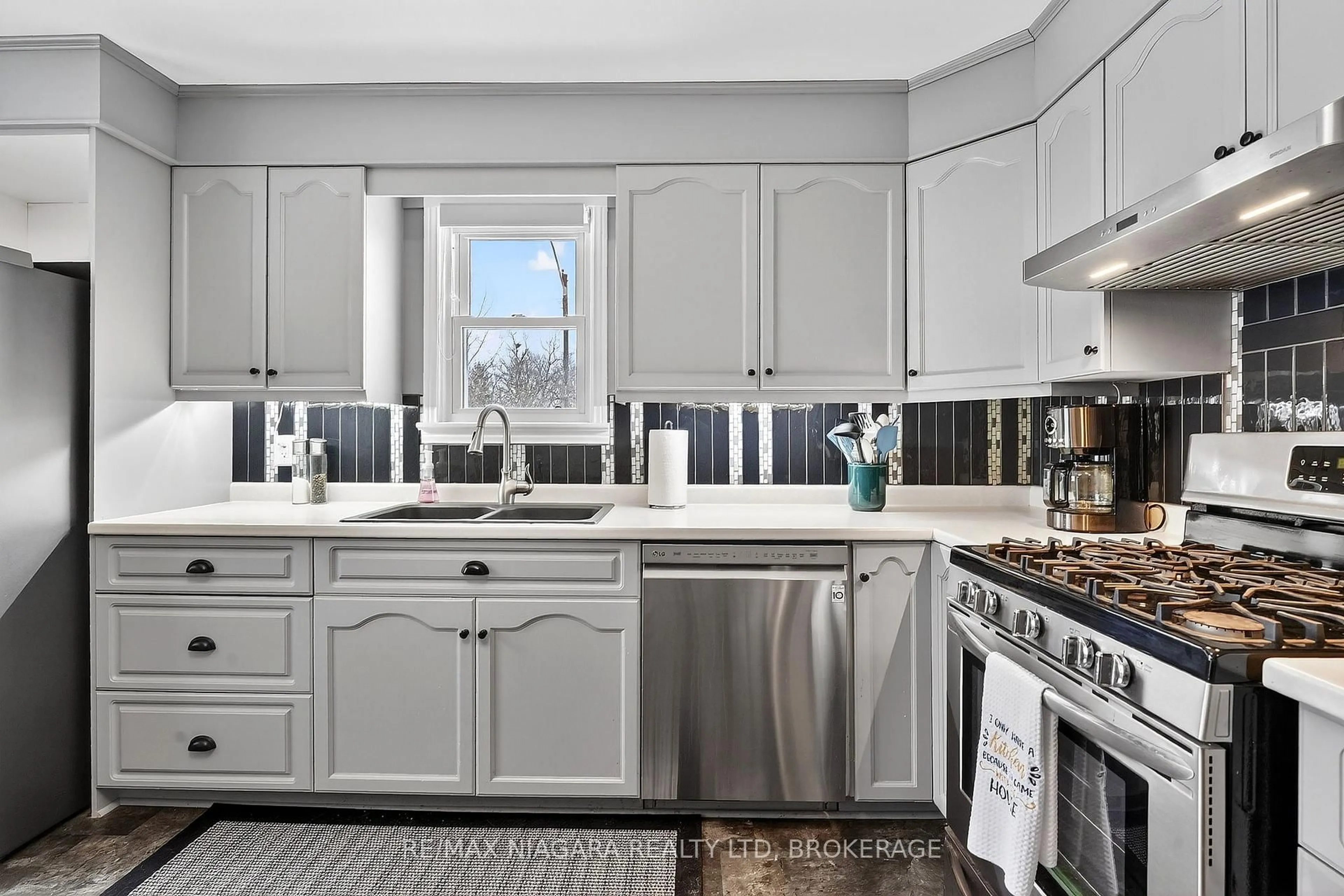 Unknown for 809 Broadway St, Welland Ontario L3C 5M9