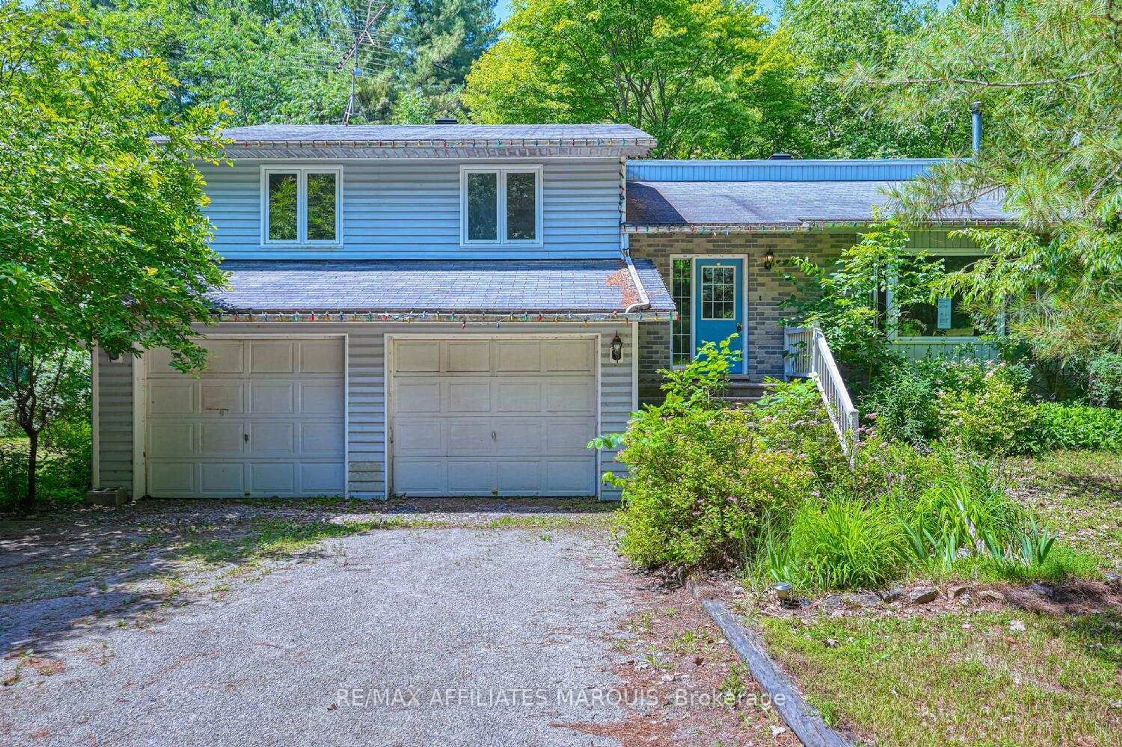 A pic from outside/outdoor area/front of a property/back of a property/a pic from drone, street for 122 Church Ave, Perth Ontario K7H 0H1