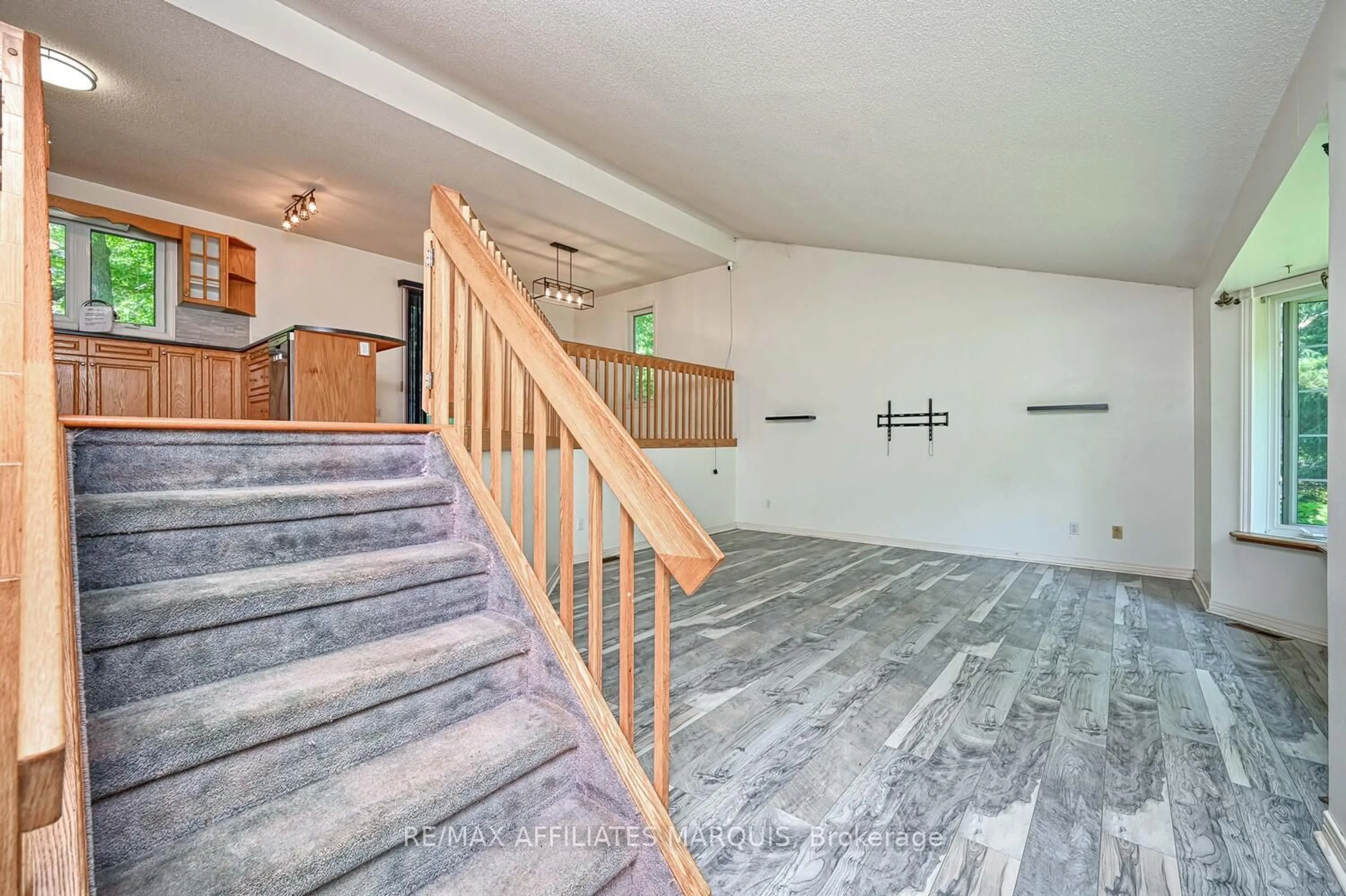 Indoor foyer for 122 Church Ave, Perth Ontario K7H 0H1