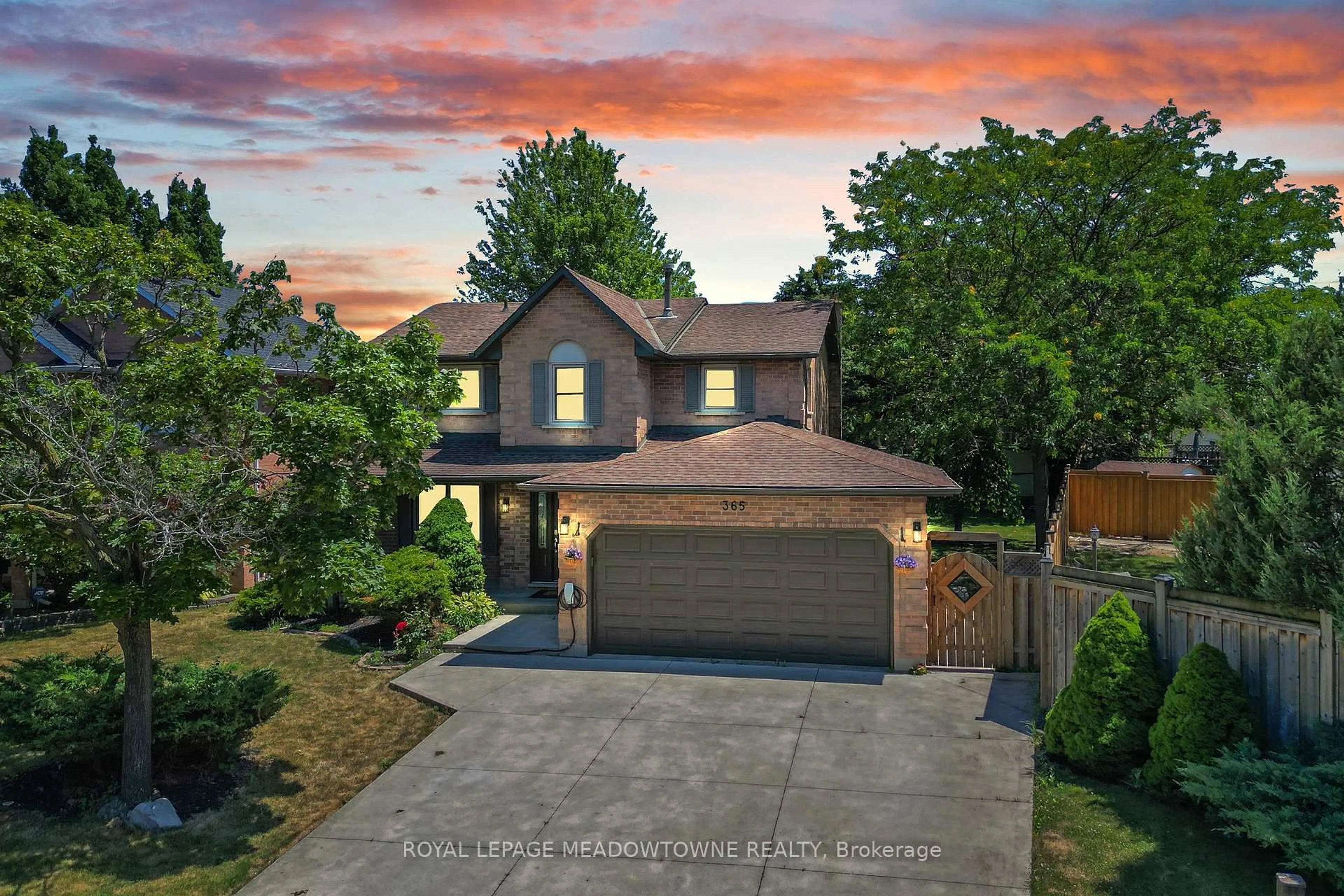 A pic from outside/outdoor area/front of a property/back of a property/a pic from drone, street for 365 Celtic Dr, Hamilton Ontario L8E 4N1