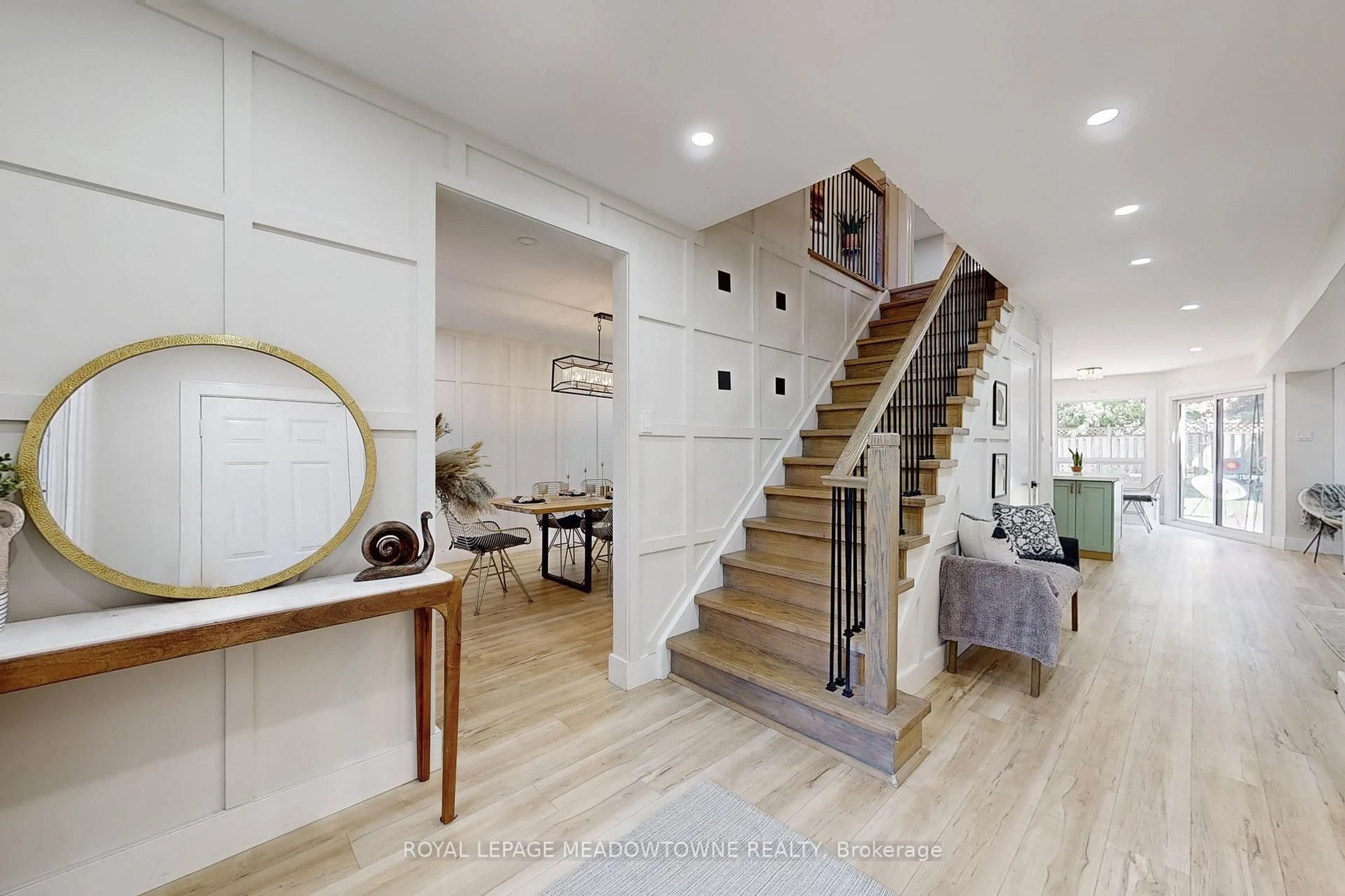 Indoor entryway for 365 Celtic Dr, Hamilton Ontario L8E 4N1