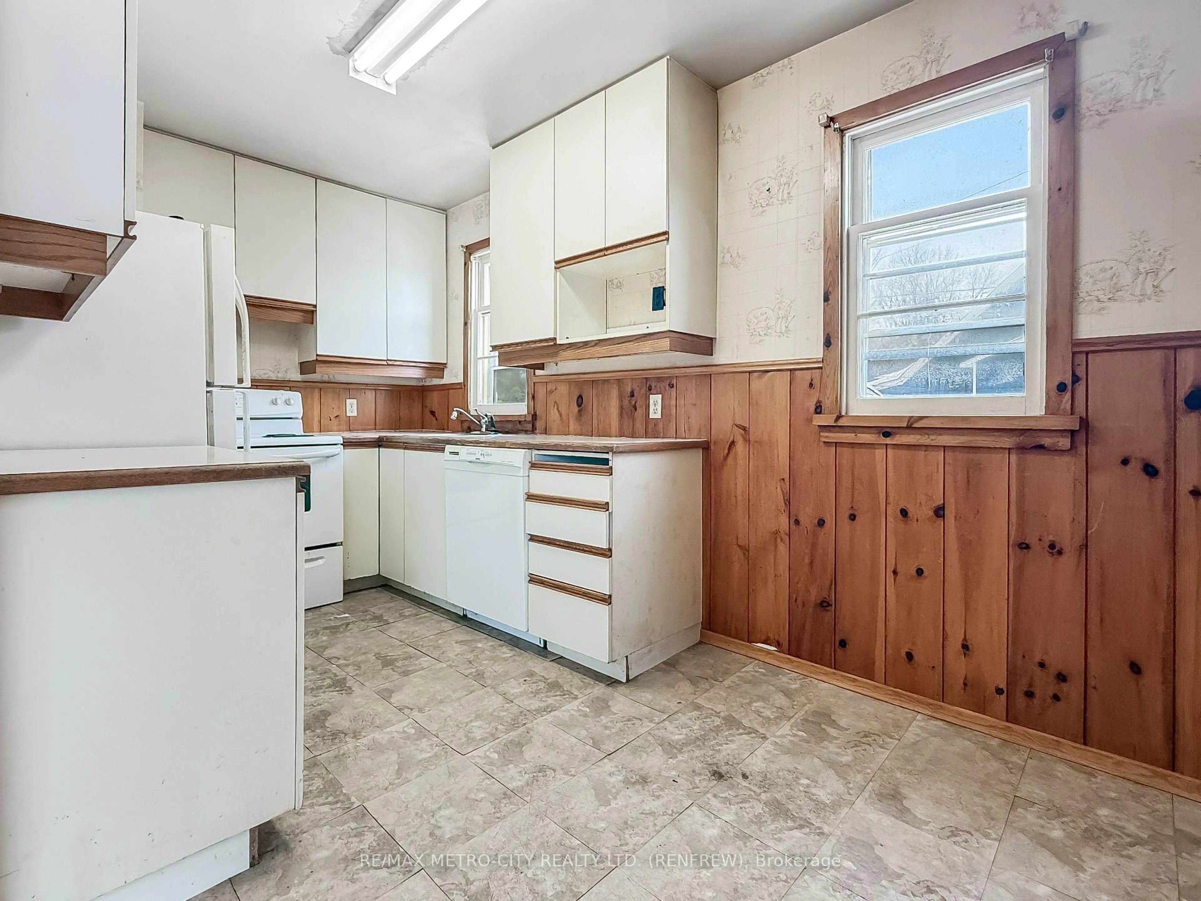 Standard kitchen, unknown for 160 Francis St, Renfrew Ontario K7V 1C4