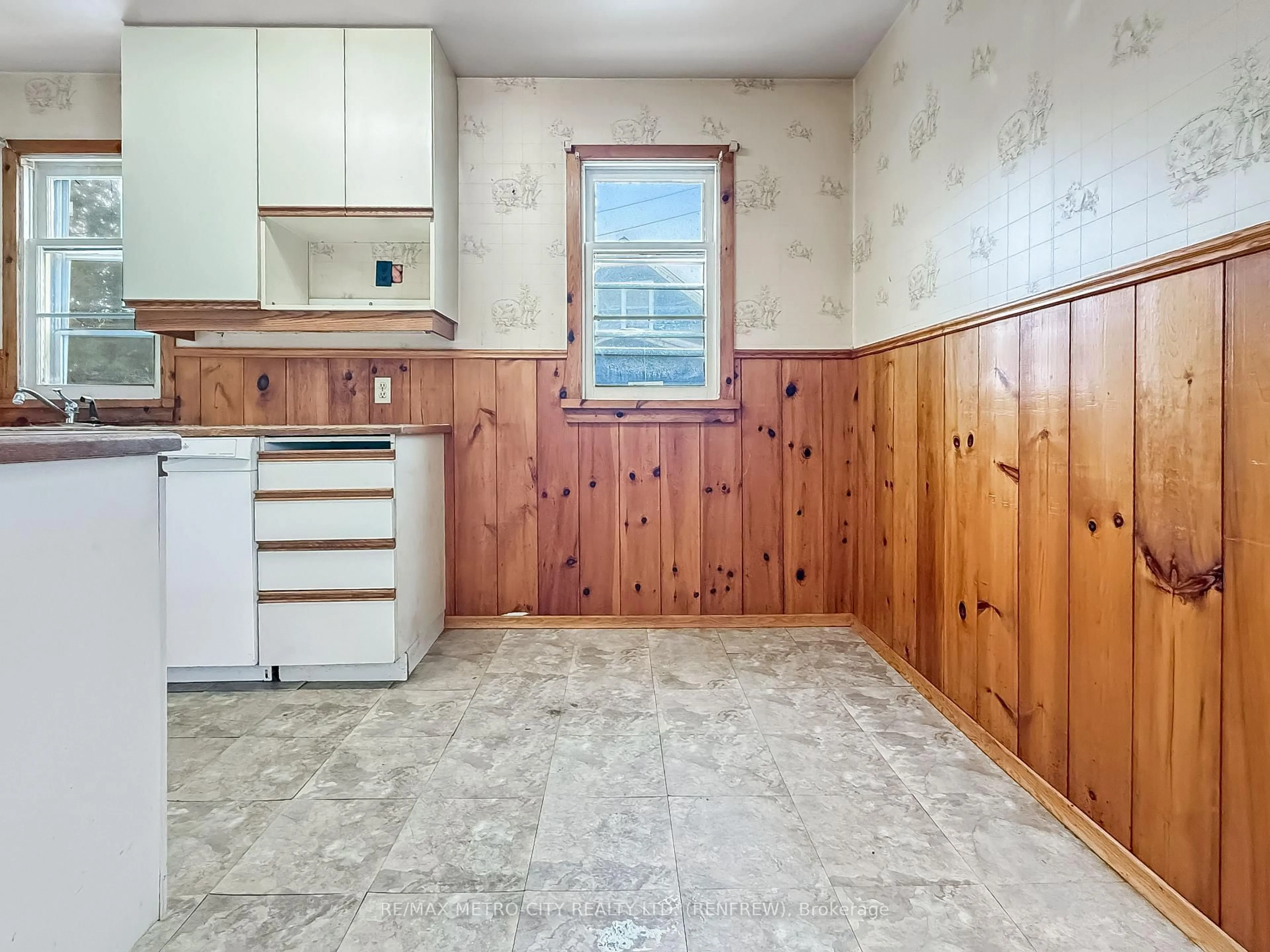 Standard kitchen, unknown for 160 Francis St, Renfrew Ontario K7V 1C4