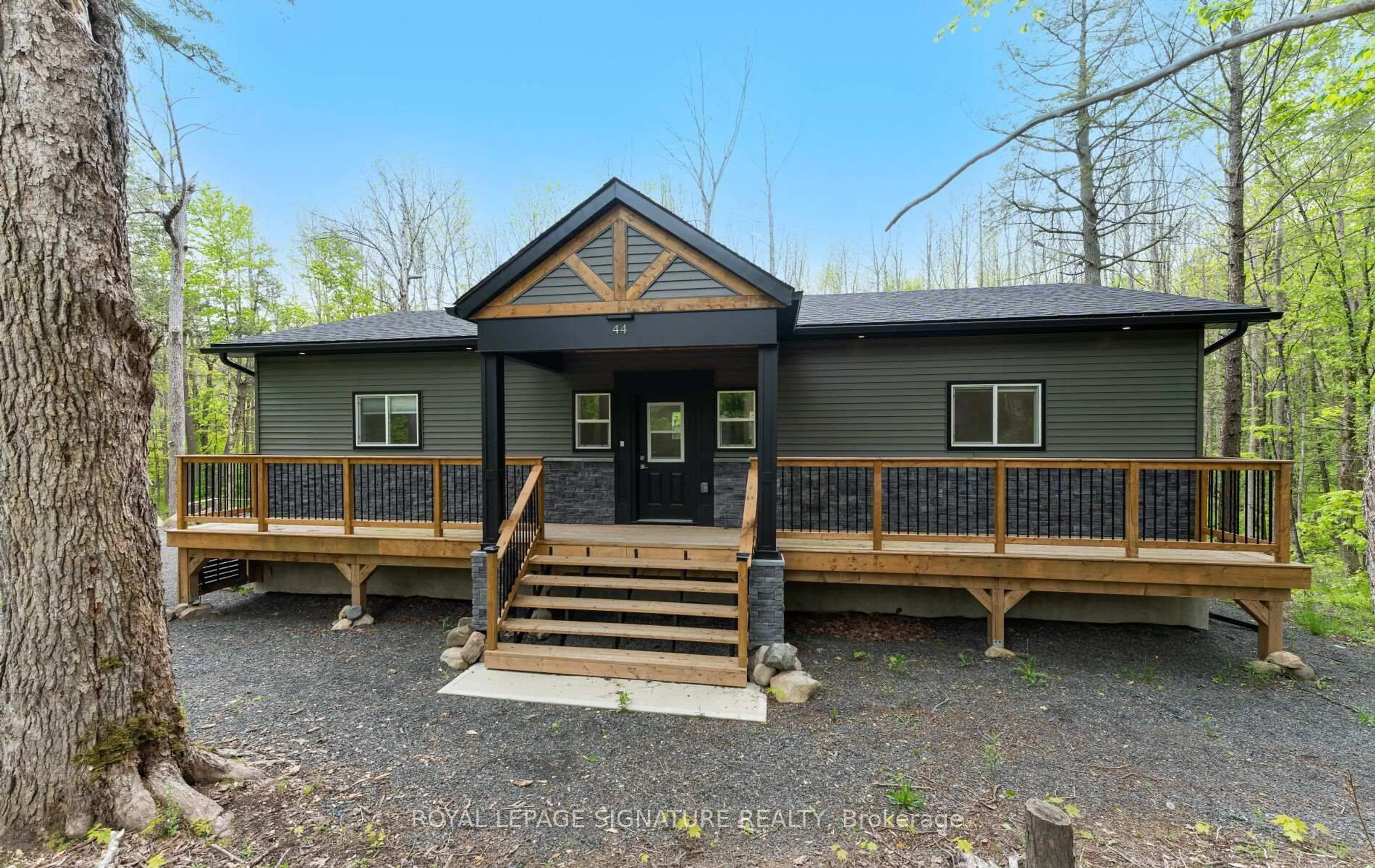 Home with vinyl exterior material, building for 44 Sunnyshore Park Dr, McKellar Ontario P2A 0B5